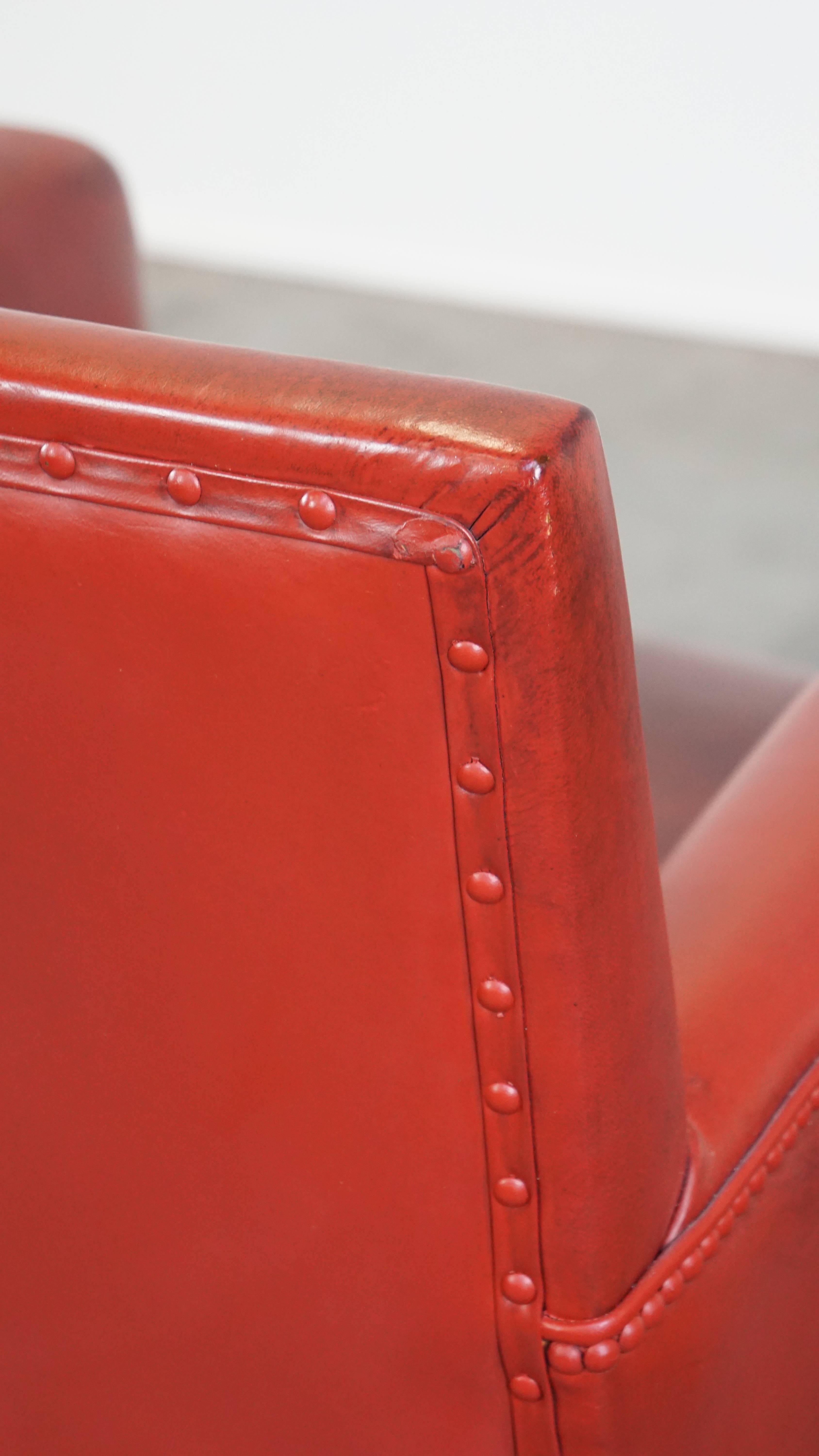 Fauteuil confortable et élégant en peau de mouton peinte en rouge en vente 4