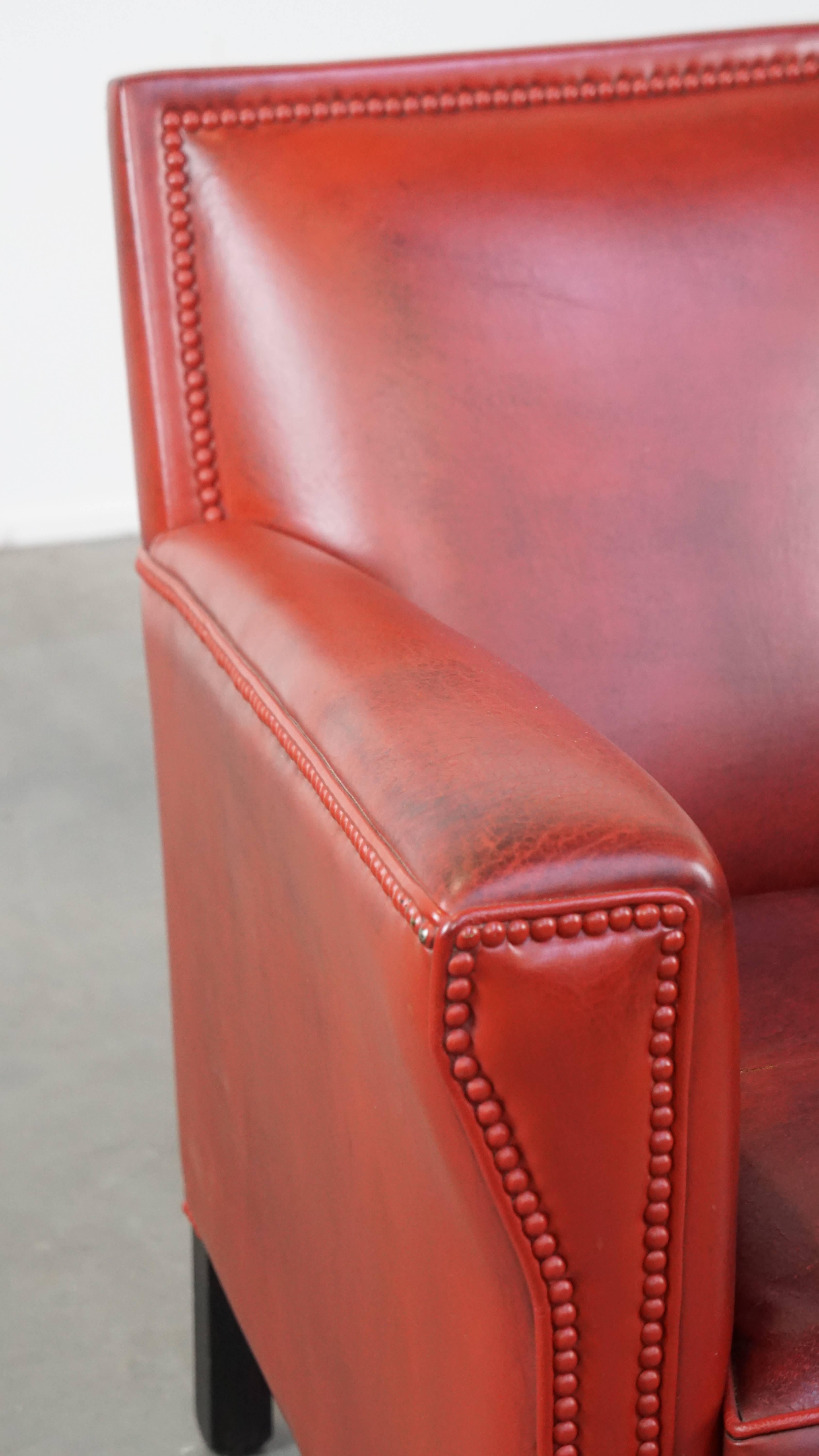 Fauteuil confortable et élégant en peau de mouton peinte en rouge en vente 5