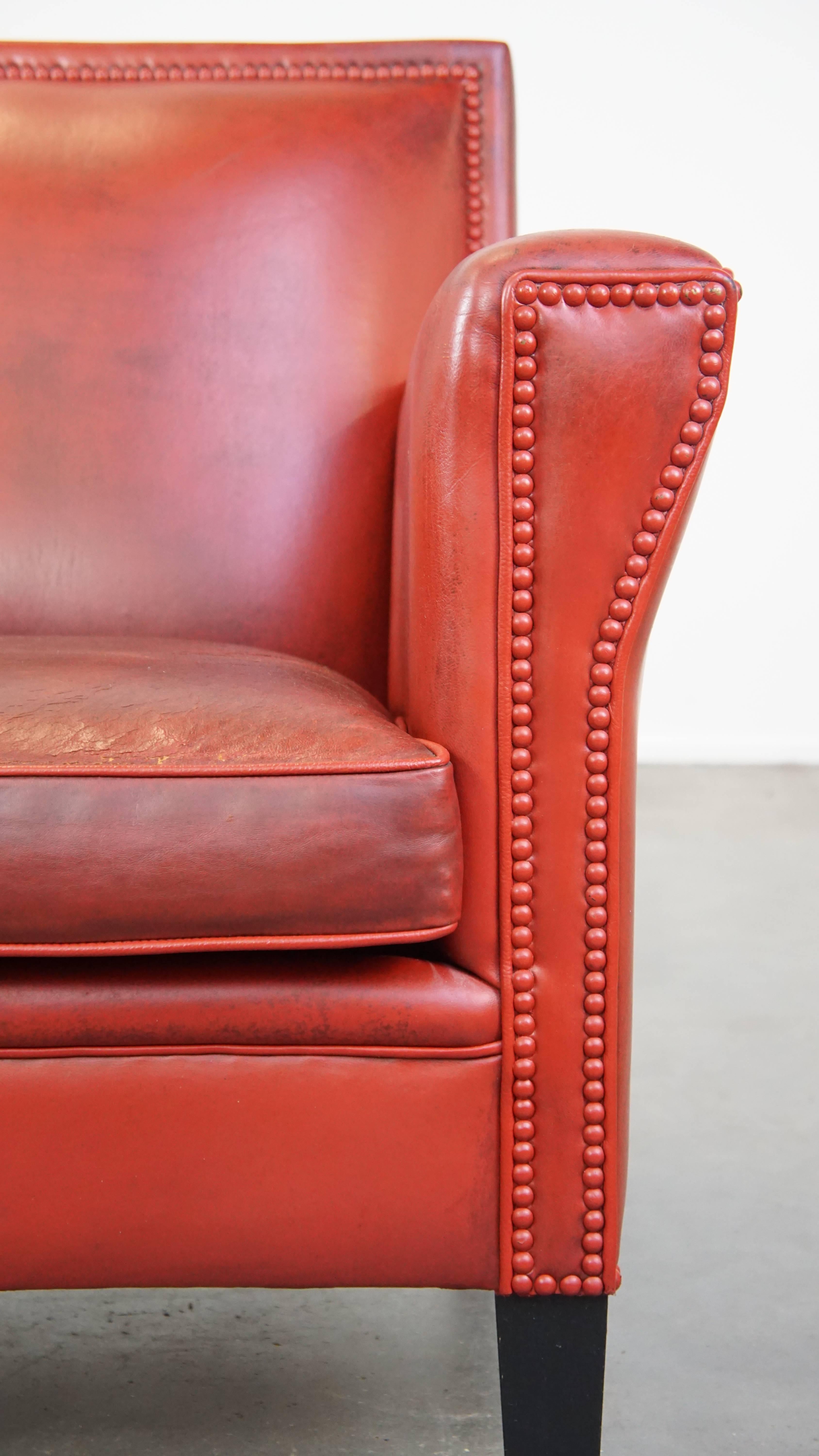 Fauteuil confortable et élégant en peau de mouton peinte en rouge en vente 6