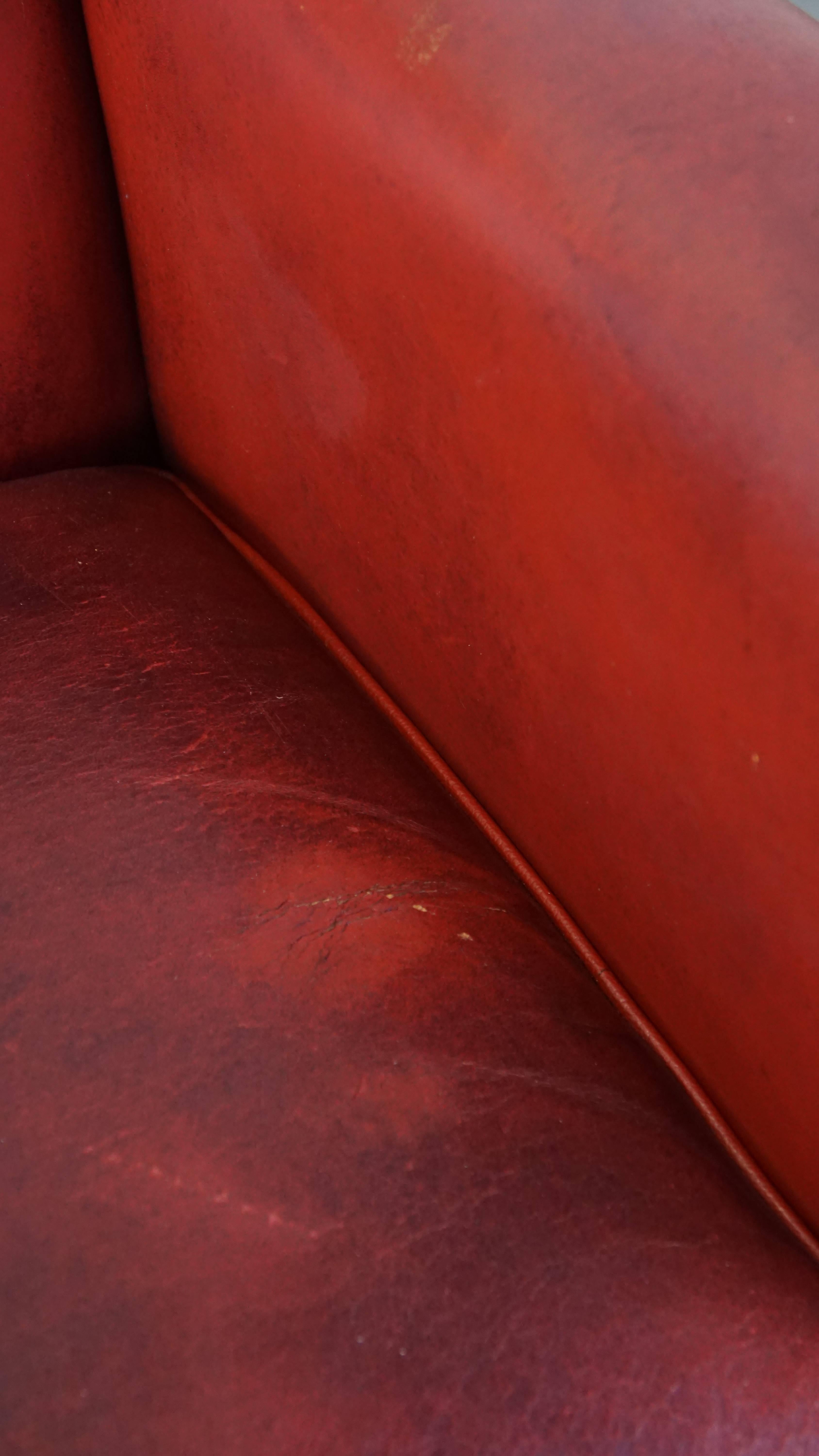 Fauteuil confortable et élégant en peau de mouton peinte en rouge en vente 7