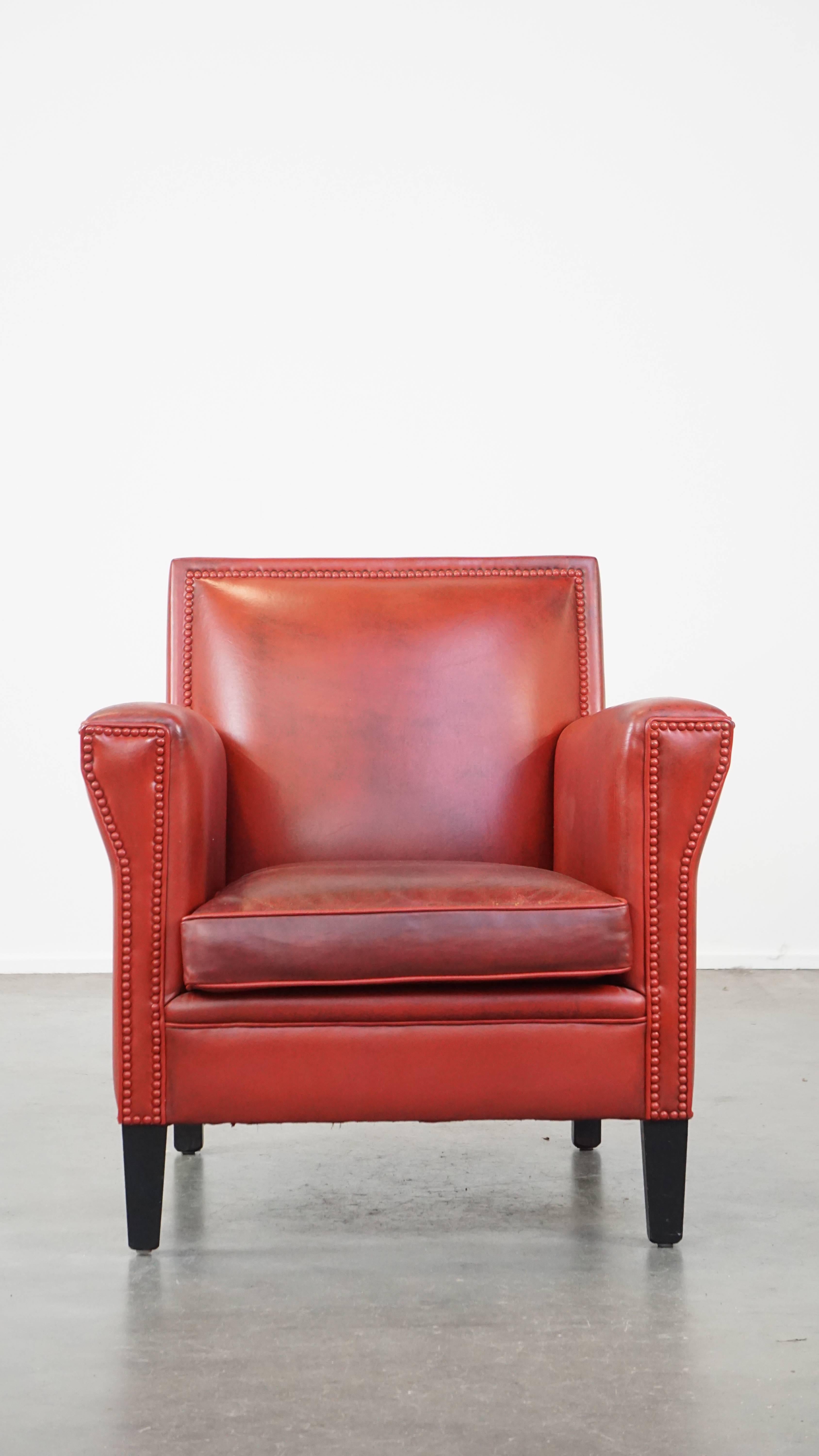 Ce superbe fauteuil en peau de mouton, grâce à sa couleur rouge, est un ajout frappant et élégant à votre intérieur. Ce fauteuil présente une belle finition épurée et, si cela ne tenait qu'à nous, ne devrait pas manquer dans votre maison. Il est