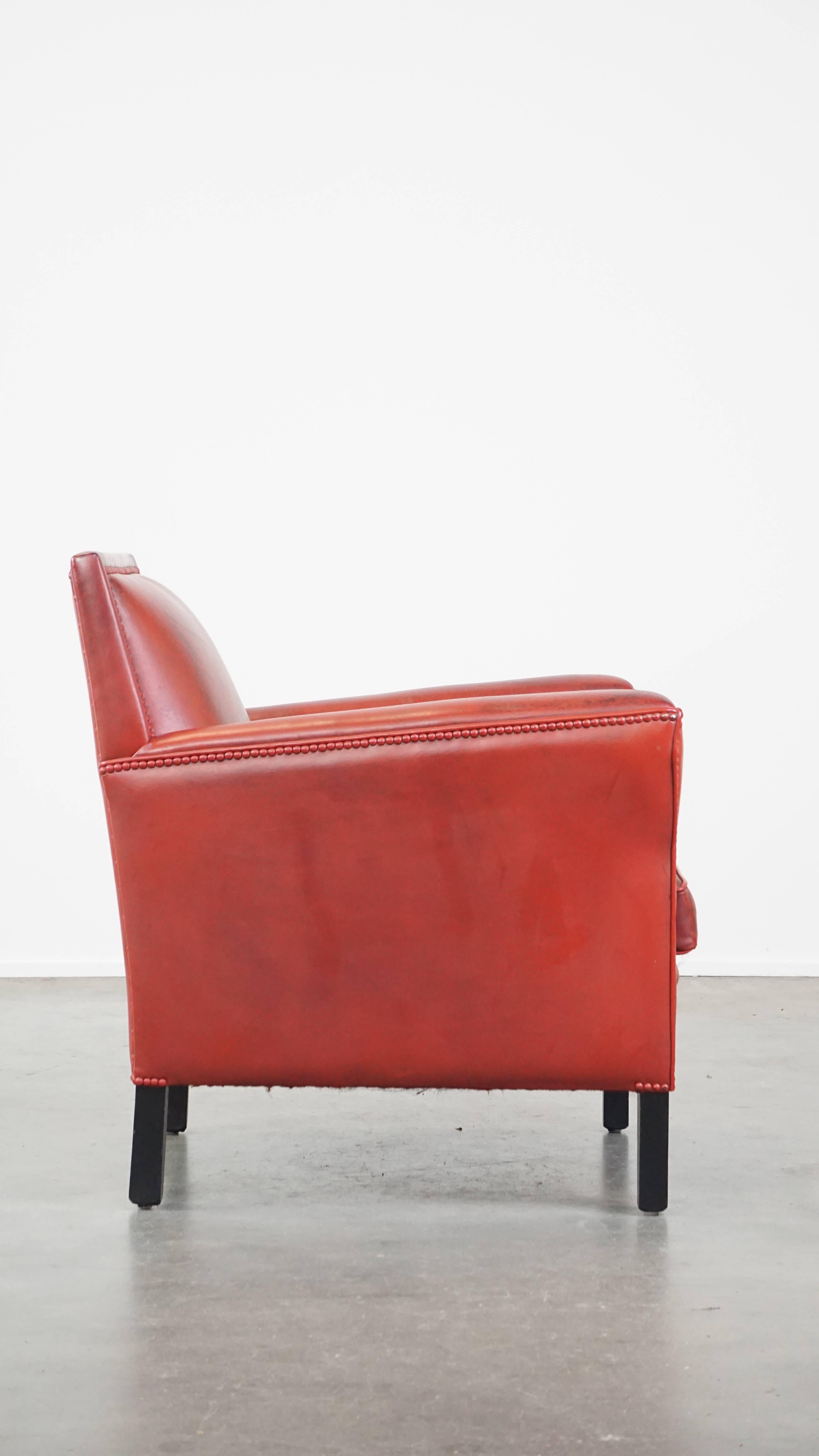 Fait main Fauteuil confortable et élégant en peau de mouton peinte en rouge en vente
