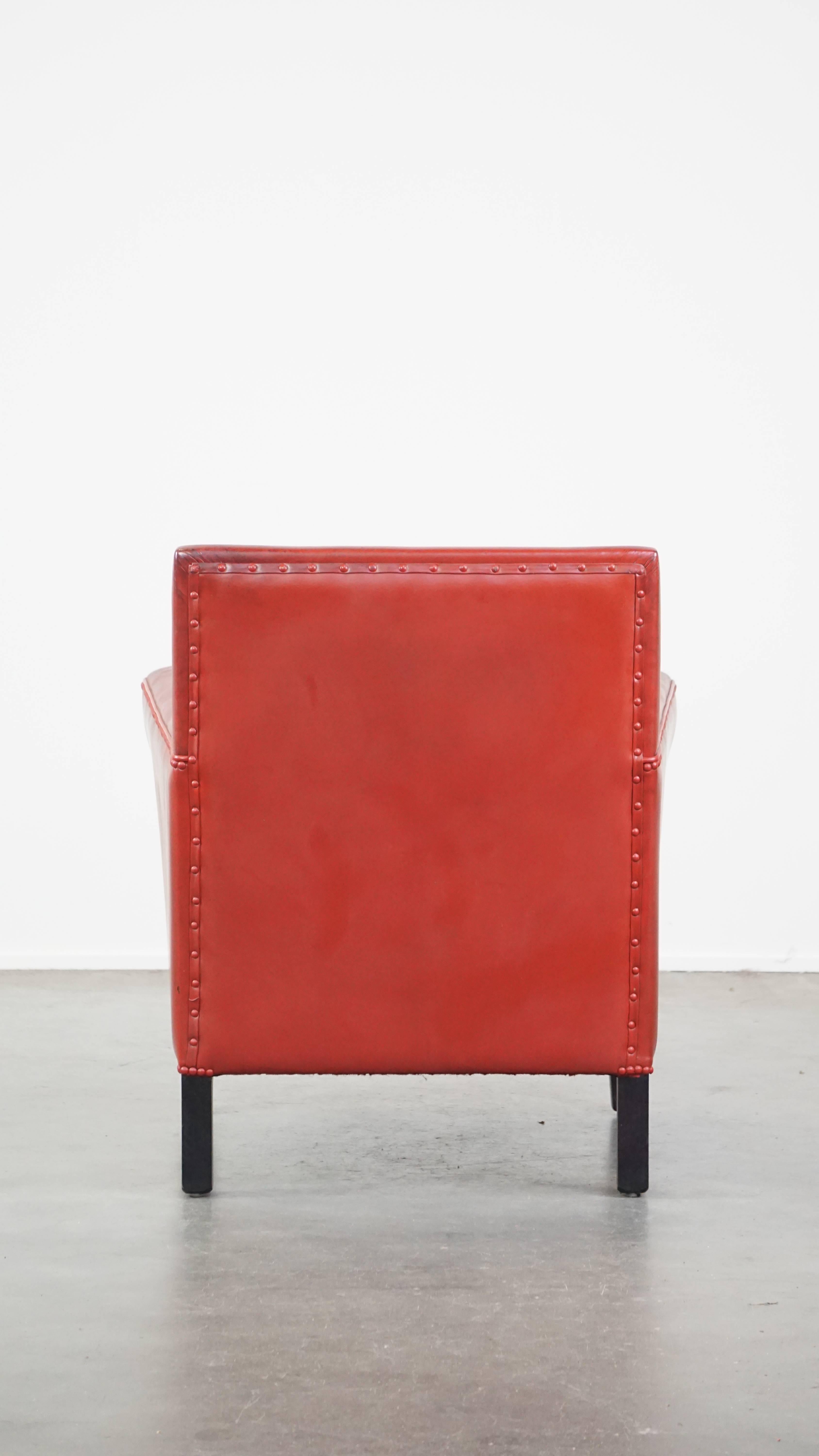 Fauteuil confortable et élégant en peau de mouton peinte en rouge Bon état - En vente à Harderwijk, NL