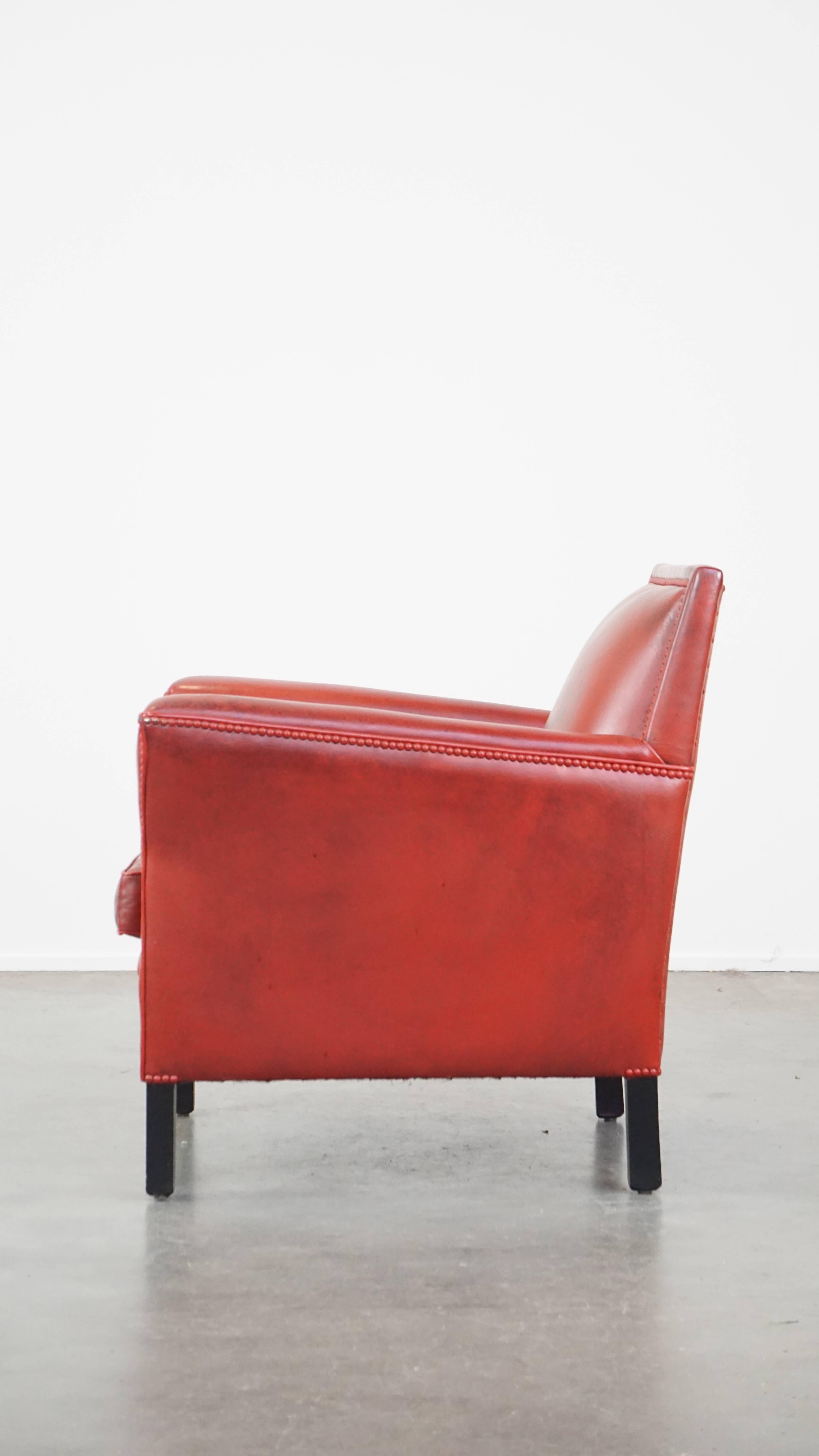 20ième siècle Fauteuil confortable et élégant en peau de mouton peinte en rouge en vente