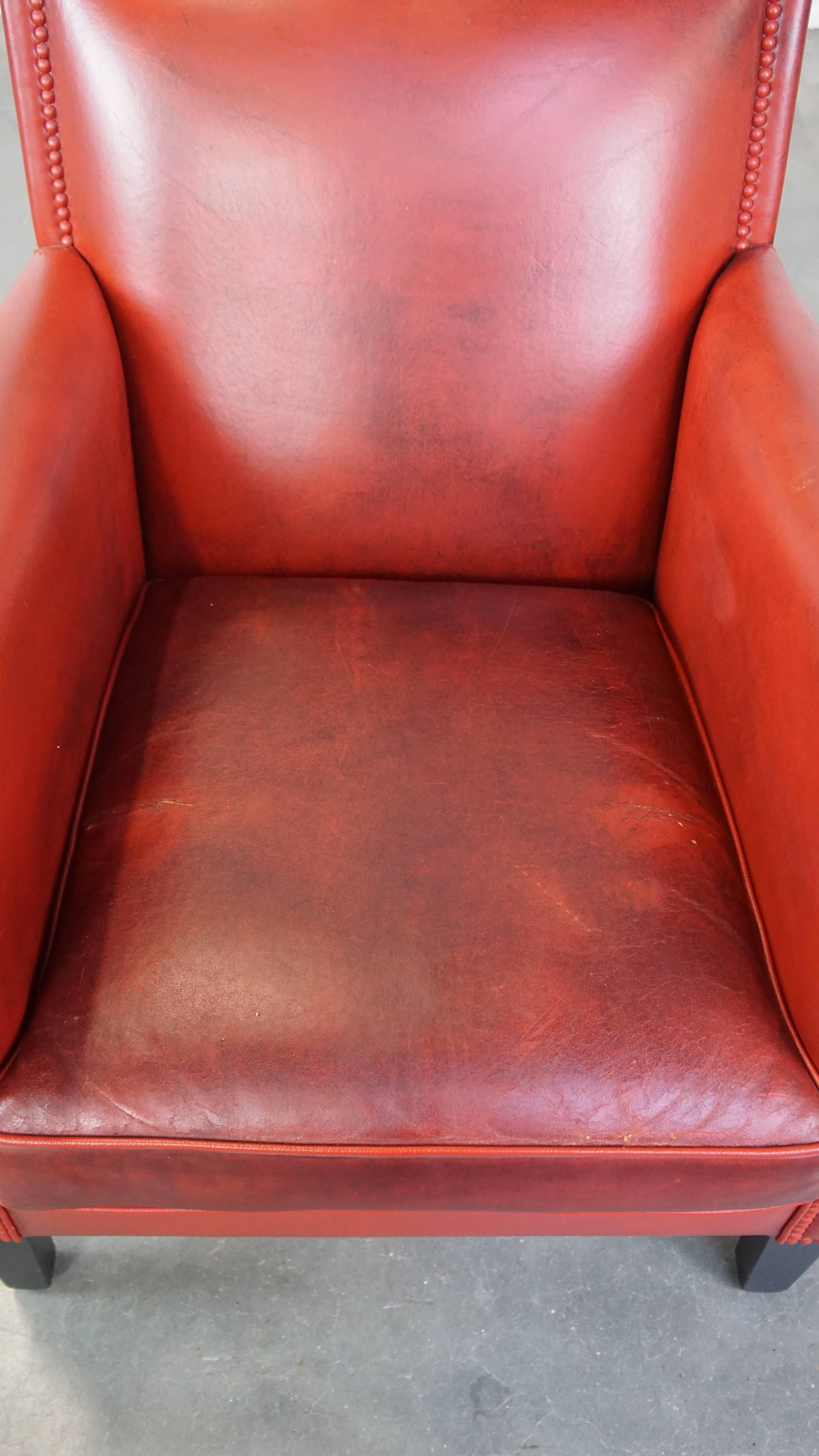 Cuir de mouton Fauteuil confortable et élégant en peau de mouton peinte en rouge en vente