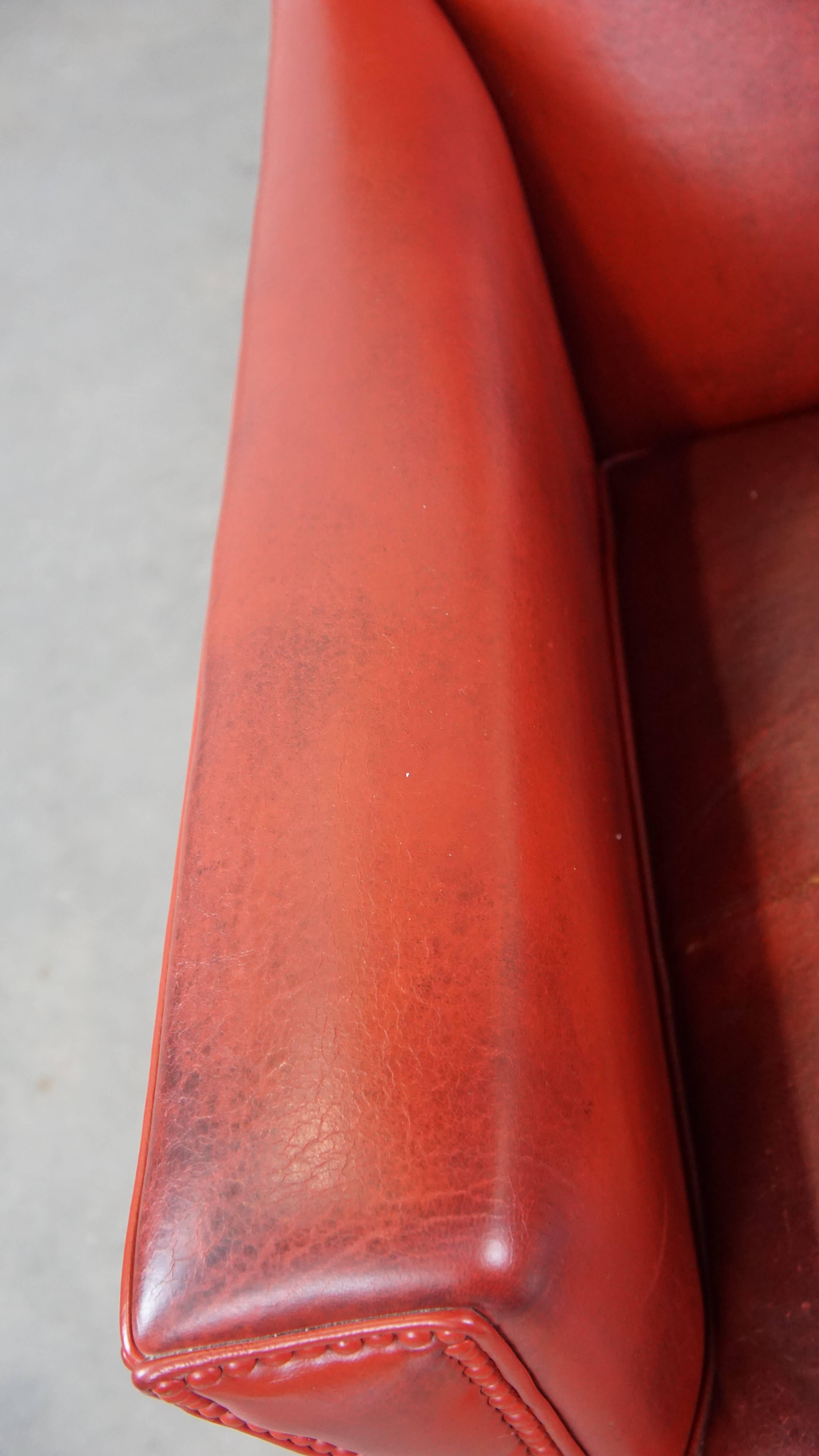 Fauteuil confortable et élégant en peau de mouton peinte en rouge en vente 1