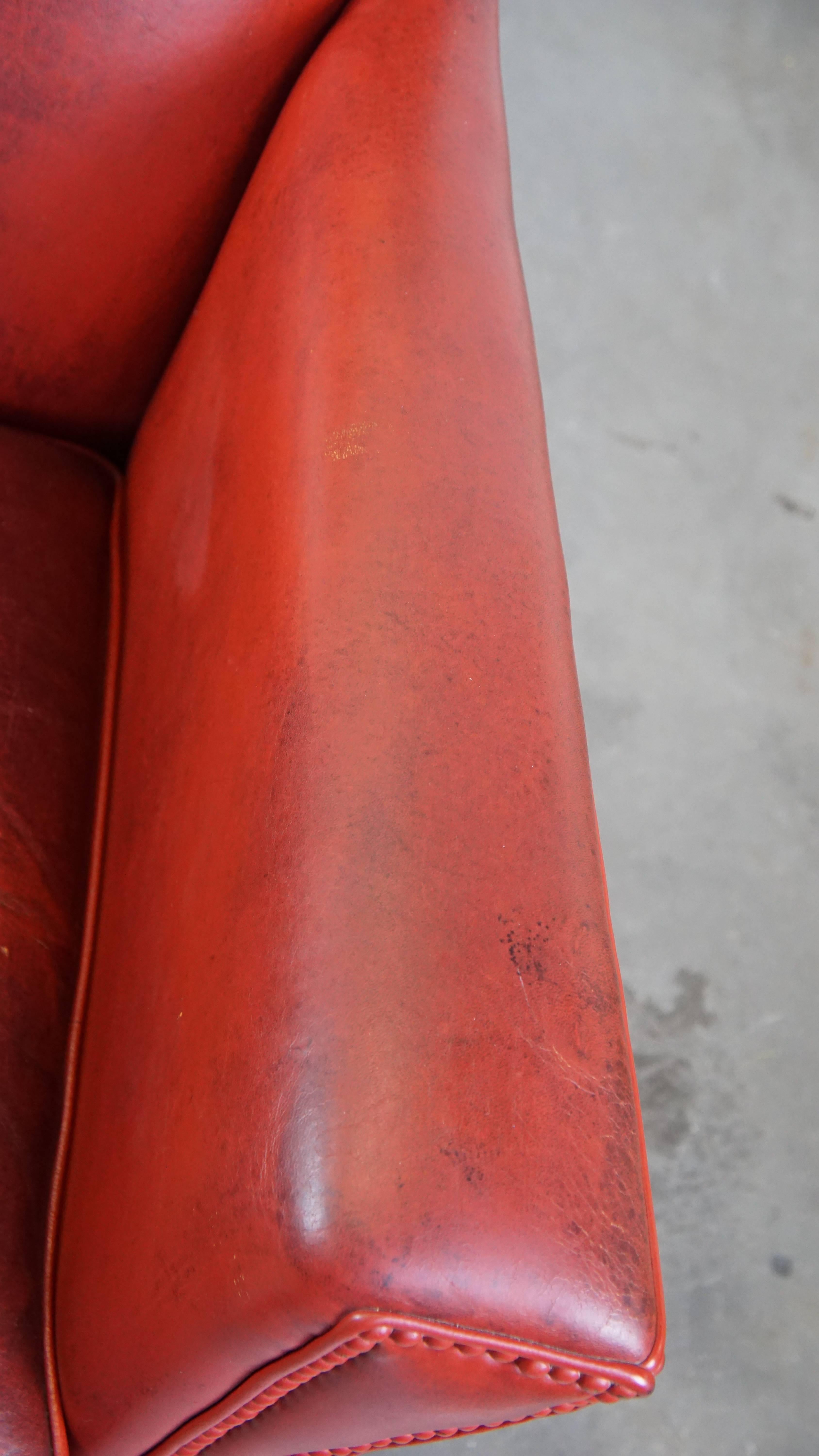 Fauteuil confortable et élégant en peau de mouton peinte en rouge en vente 2