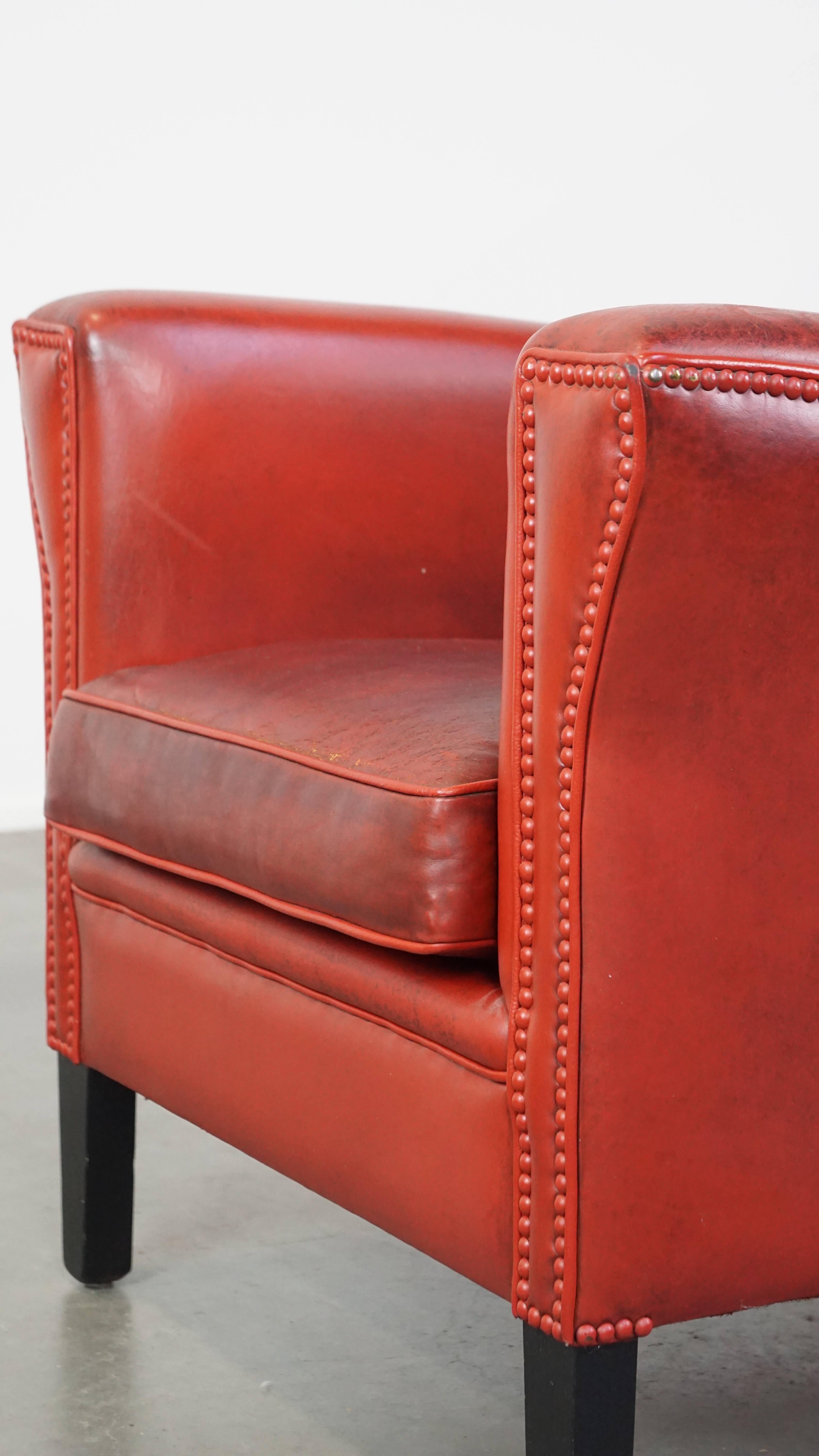 Fauteuil confortable et élégant en peau de mouton peinte en rouge en vente 3