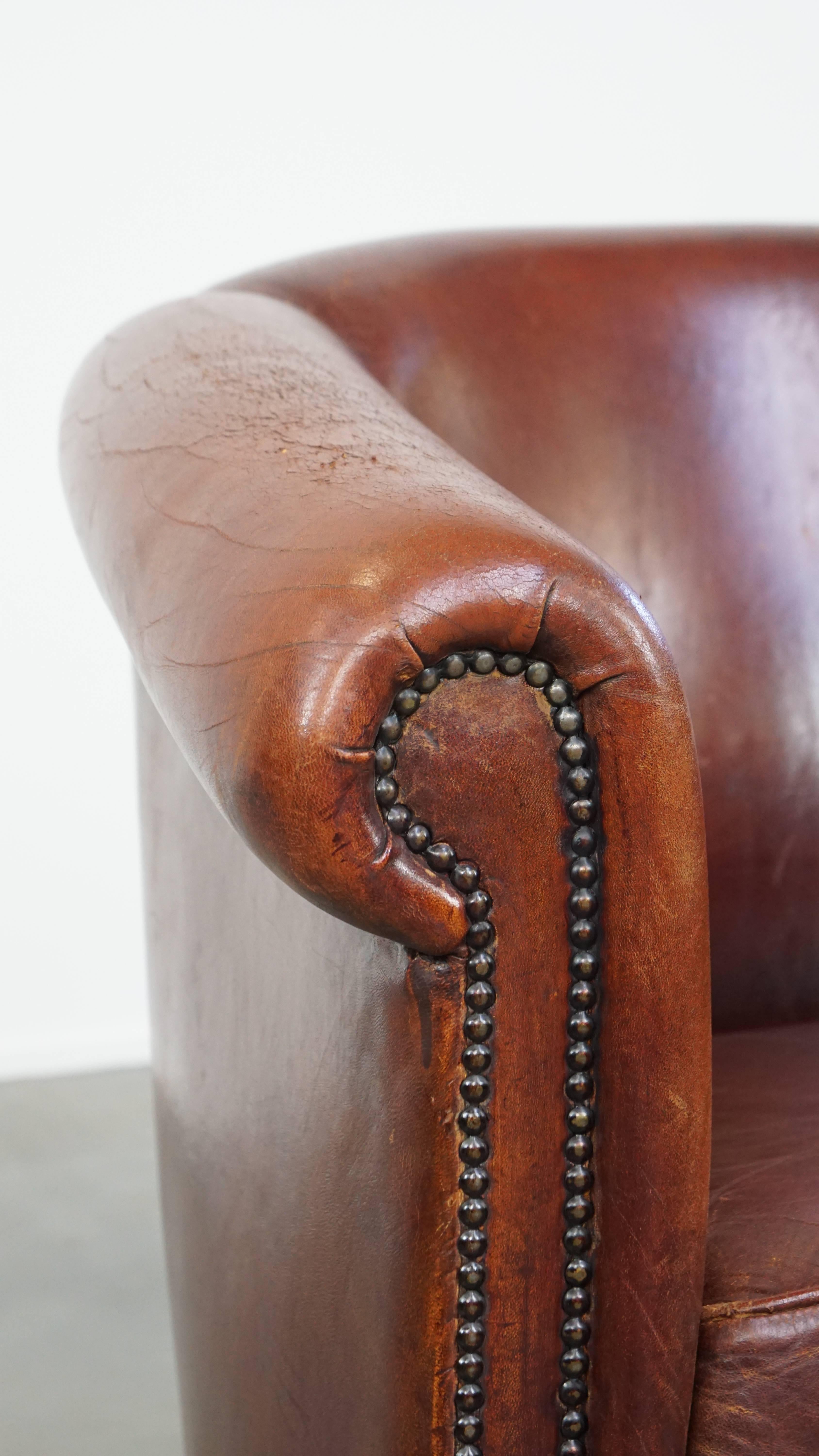 Comfortable vintage English style sheepskin club chair with a beautiful patina For Sale 3