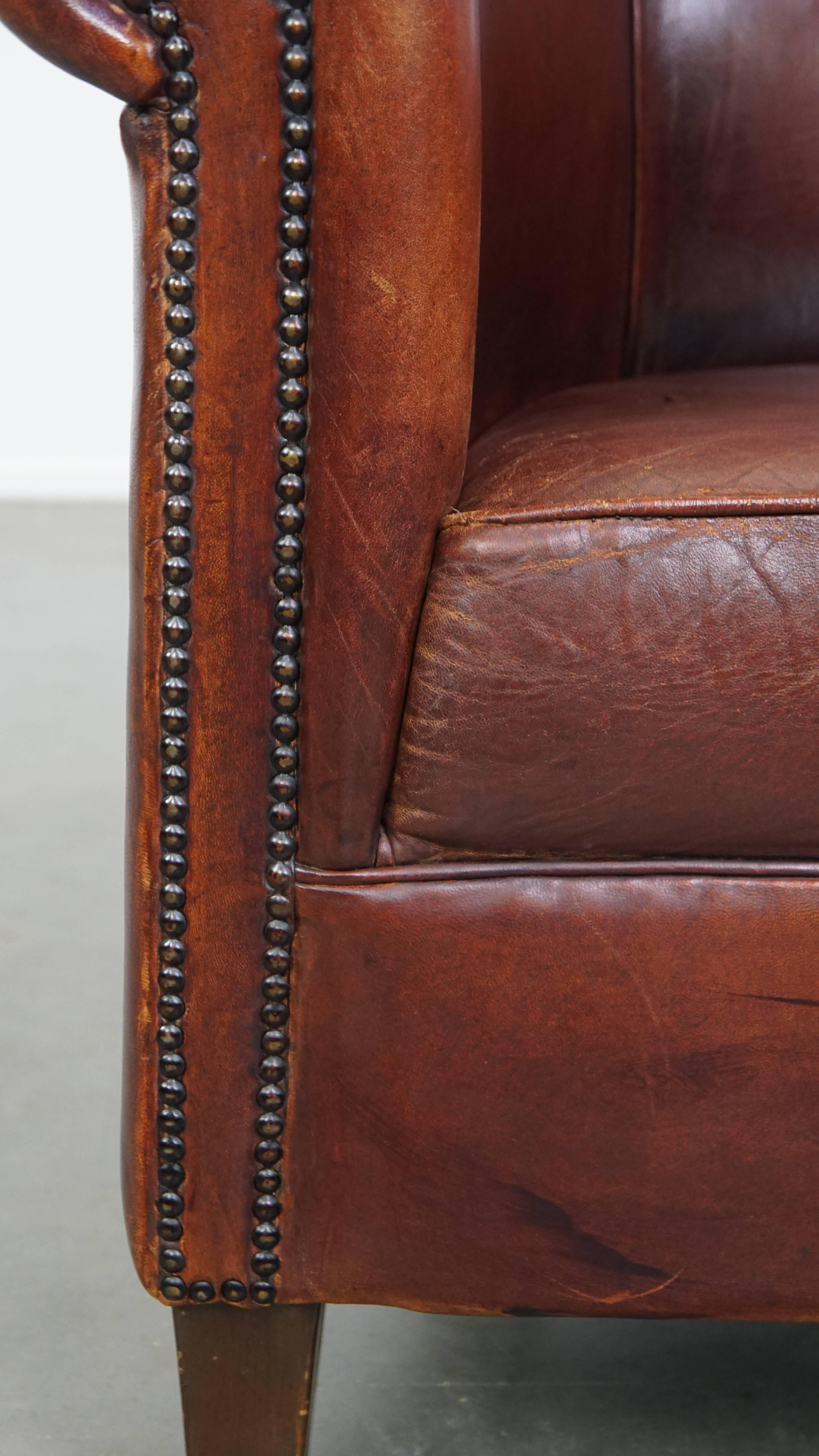 Comfortable vintage English style sheepskin club chair with a beautiful patina For Sale 4
