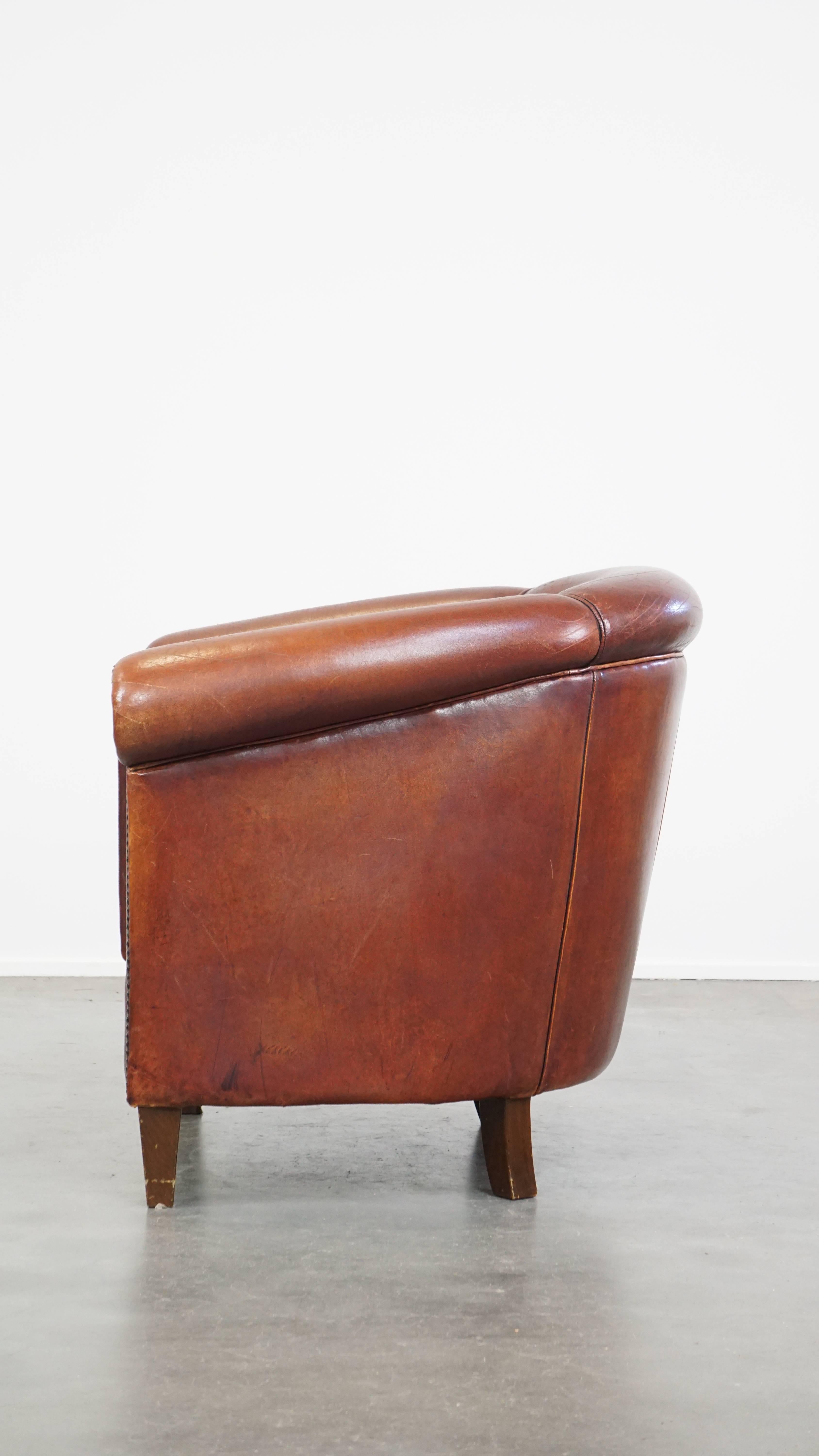 Comfortable vintage English style sheepskin club chair with a beautiful patina In Fair Condition For Sale In Harderwijk, NL