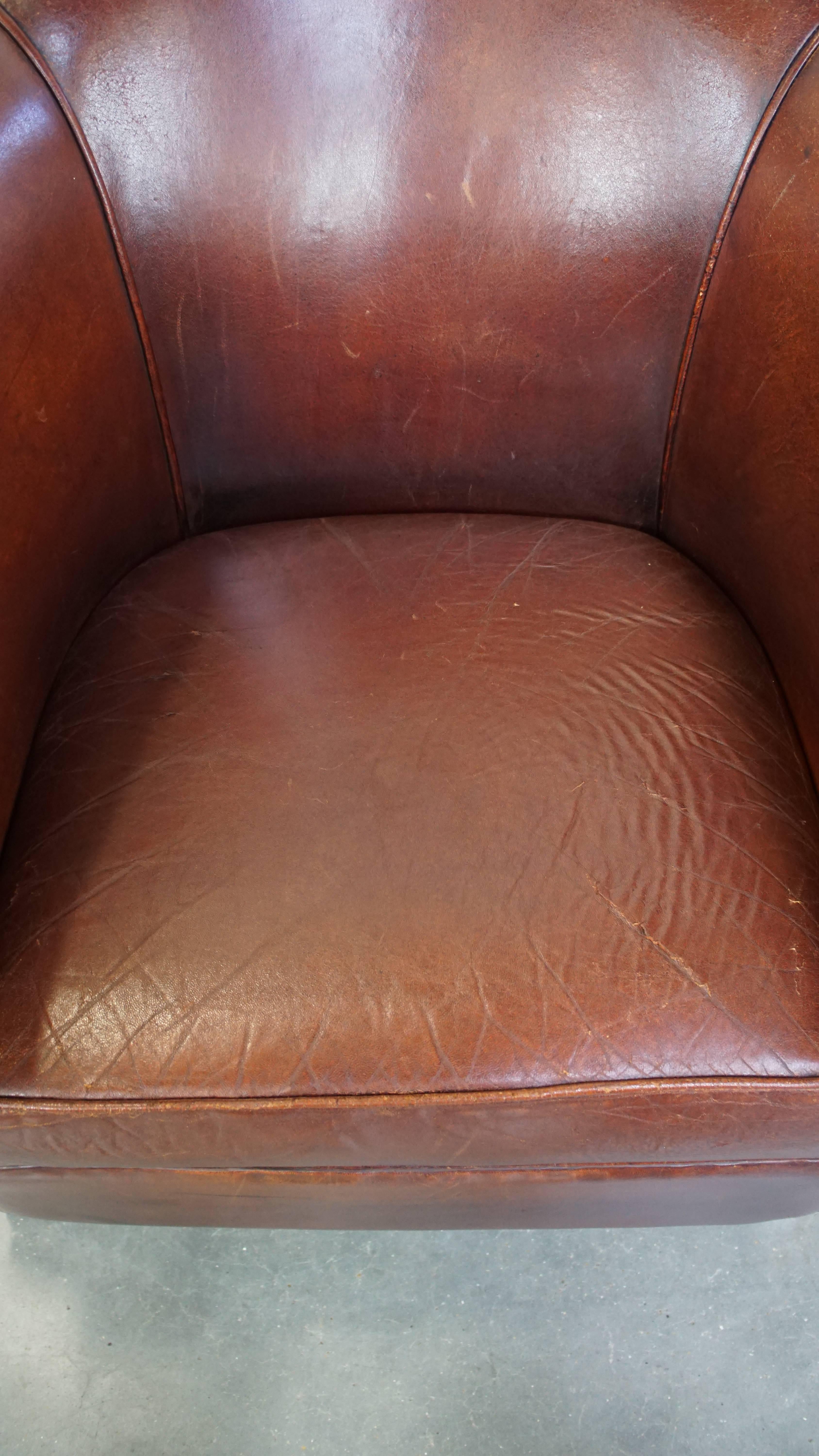 Contemporary Comfortable vintage English style sheepskin club chair with a beautiful patina For Sale