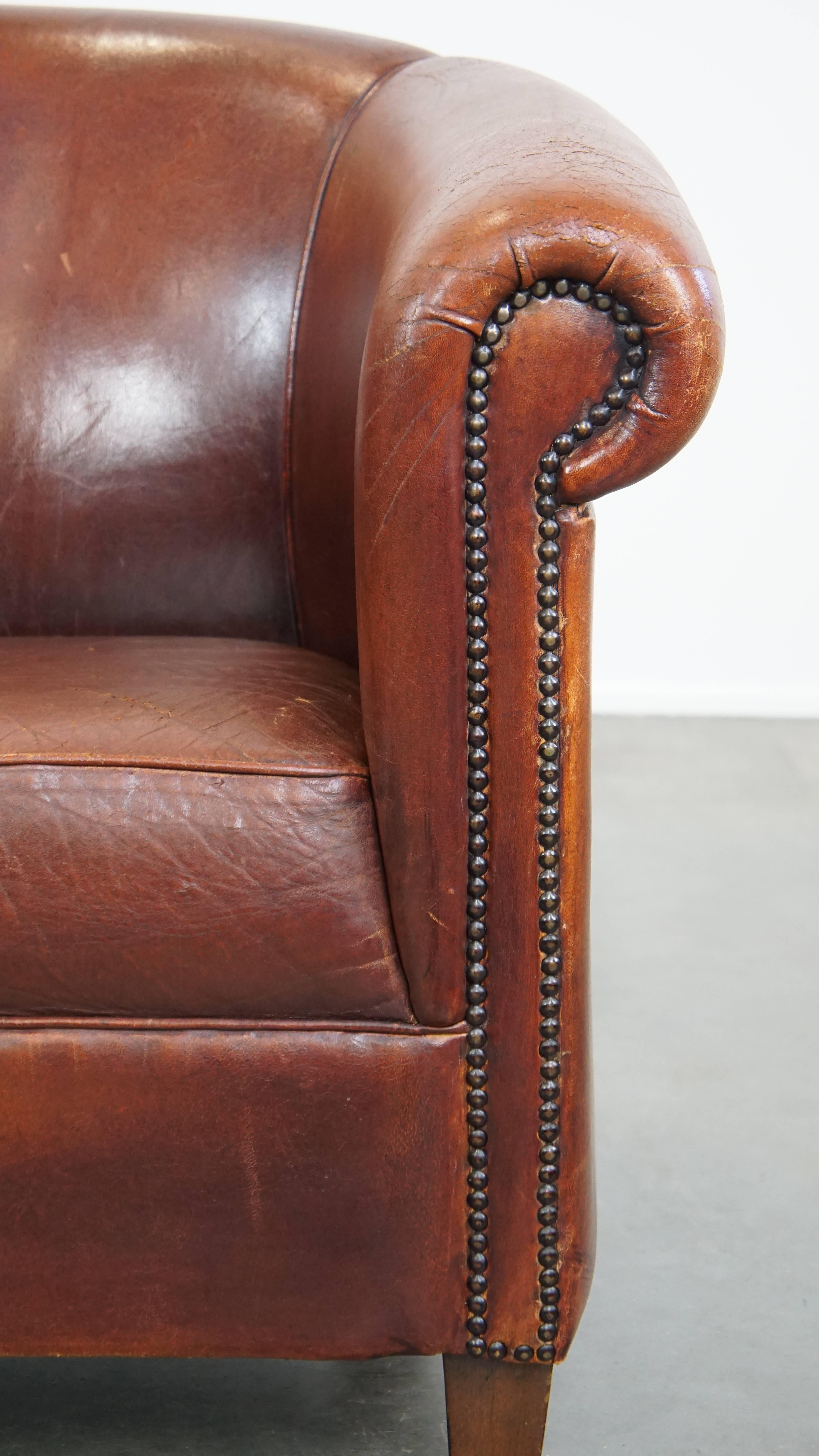 Comfortable vintage English style sheepskin club chair with a beautiful patina For Sale 2
