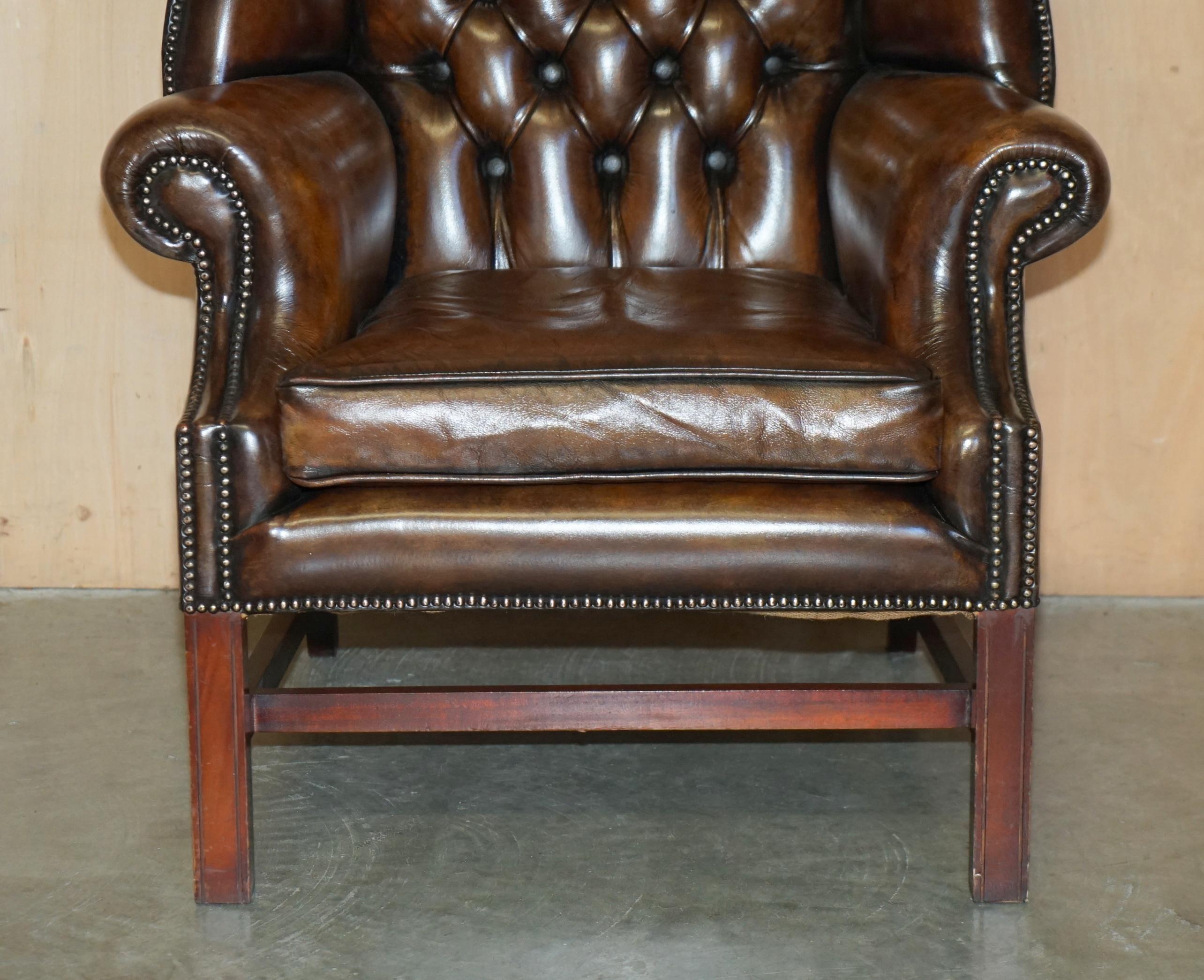 COMFORTABLE ViNTAGE RESTORED BROWN LEATHER TUFTED CHESTERFIELD WINGBACK ARMCHAIR For Sale 3