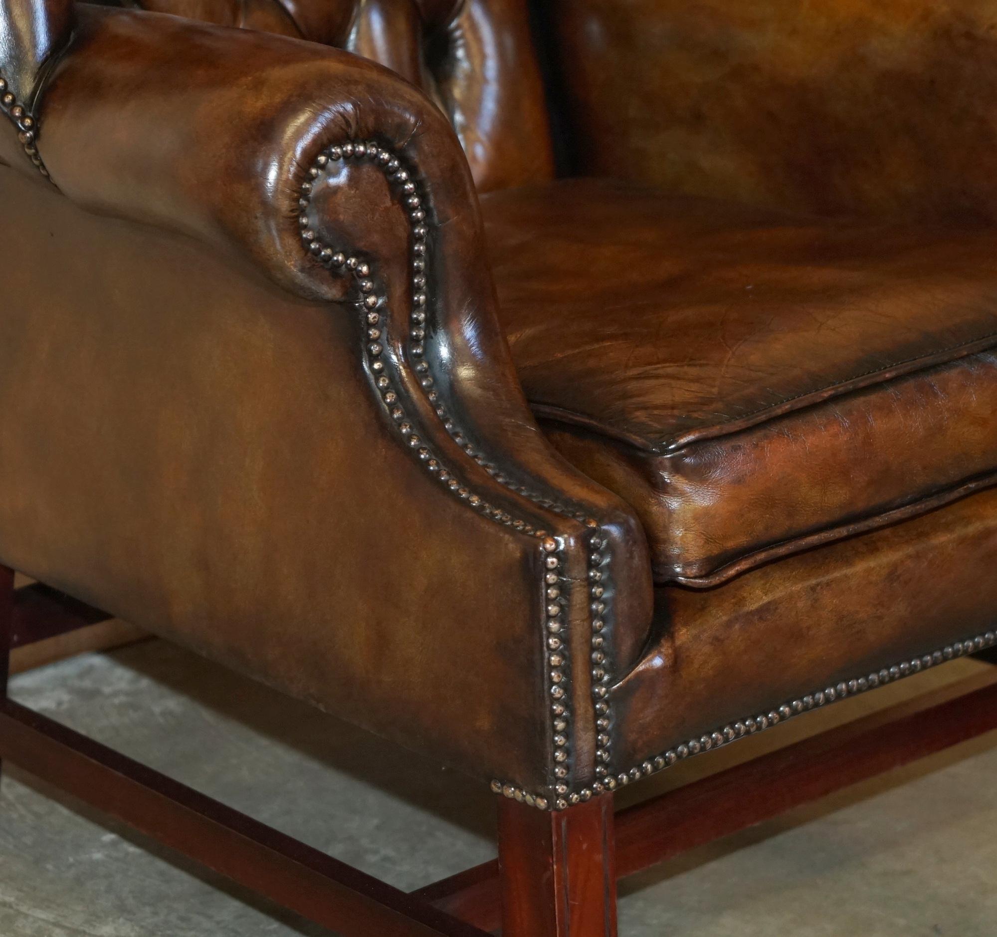 COMFORTABLE ViNTAGE RESTORED BROWN LEATHER TUFTED CHESTERFIELD WINGBACK ARMCHAIR For Sale 4