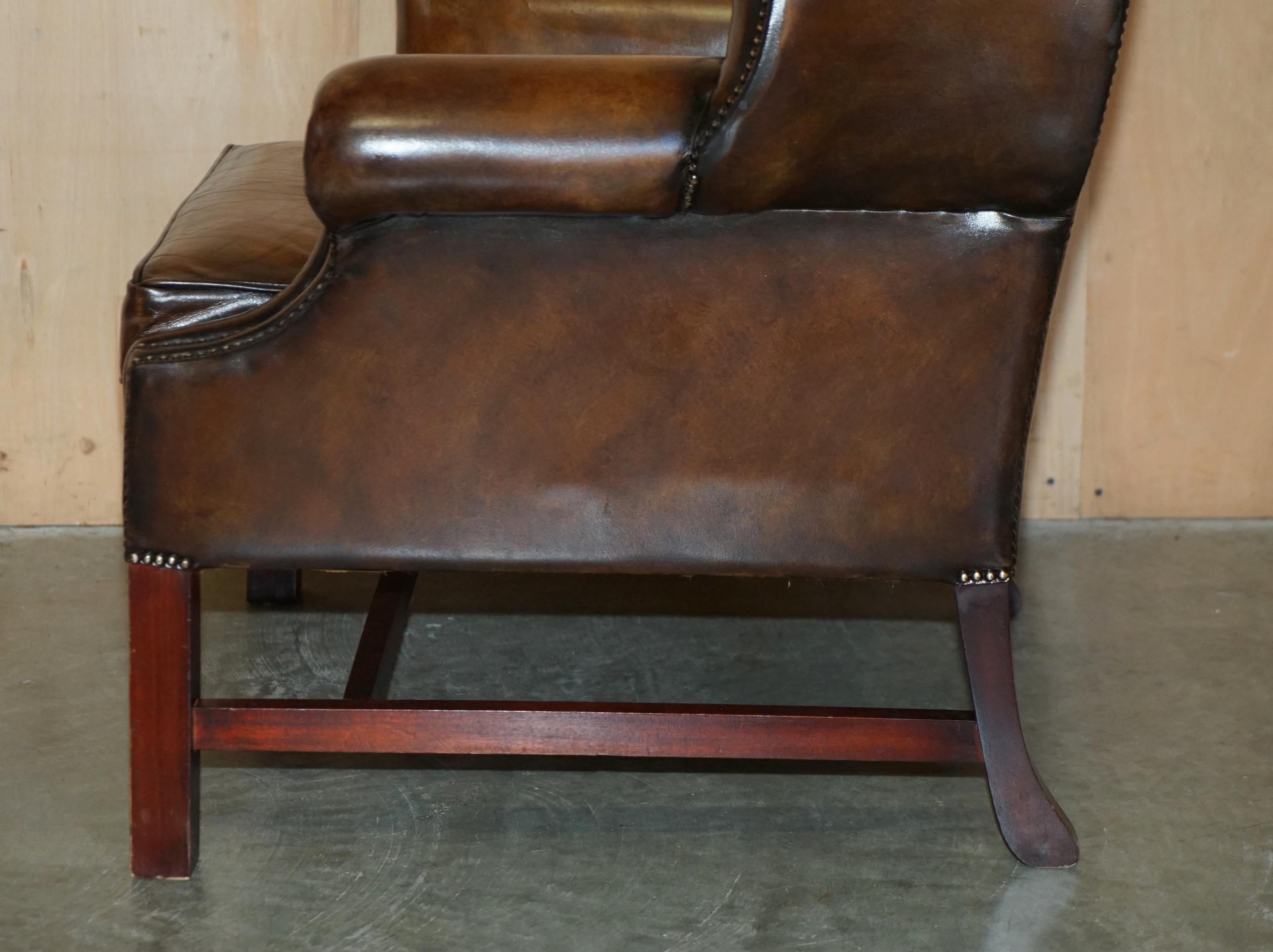 COMFORTABLE ViNTAGE RESTORED BROWN LEATHER TUFTED CHESTERFIELD WINGBACK ARMCHAIR For Sale 11