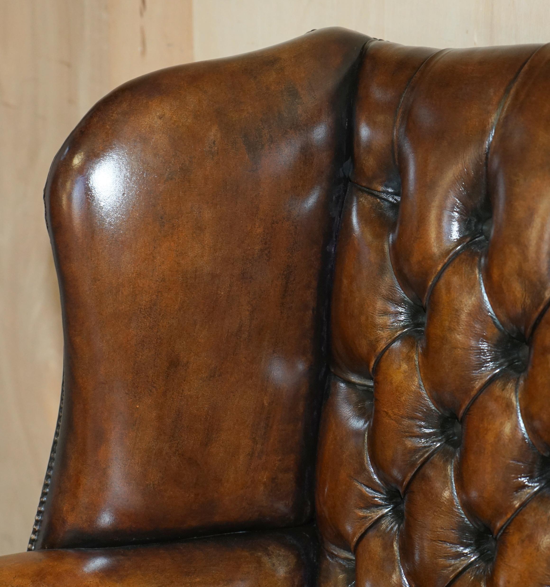 English COMFORTABLE ViNTAGE RESTORED BROWN LEATHER TUFTED CHESTERFIELD WINGBACK ARMCHAIR For Sale