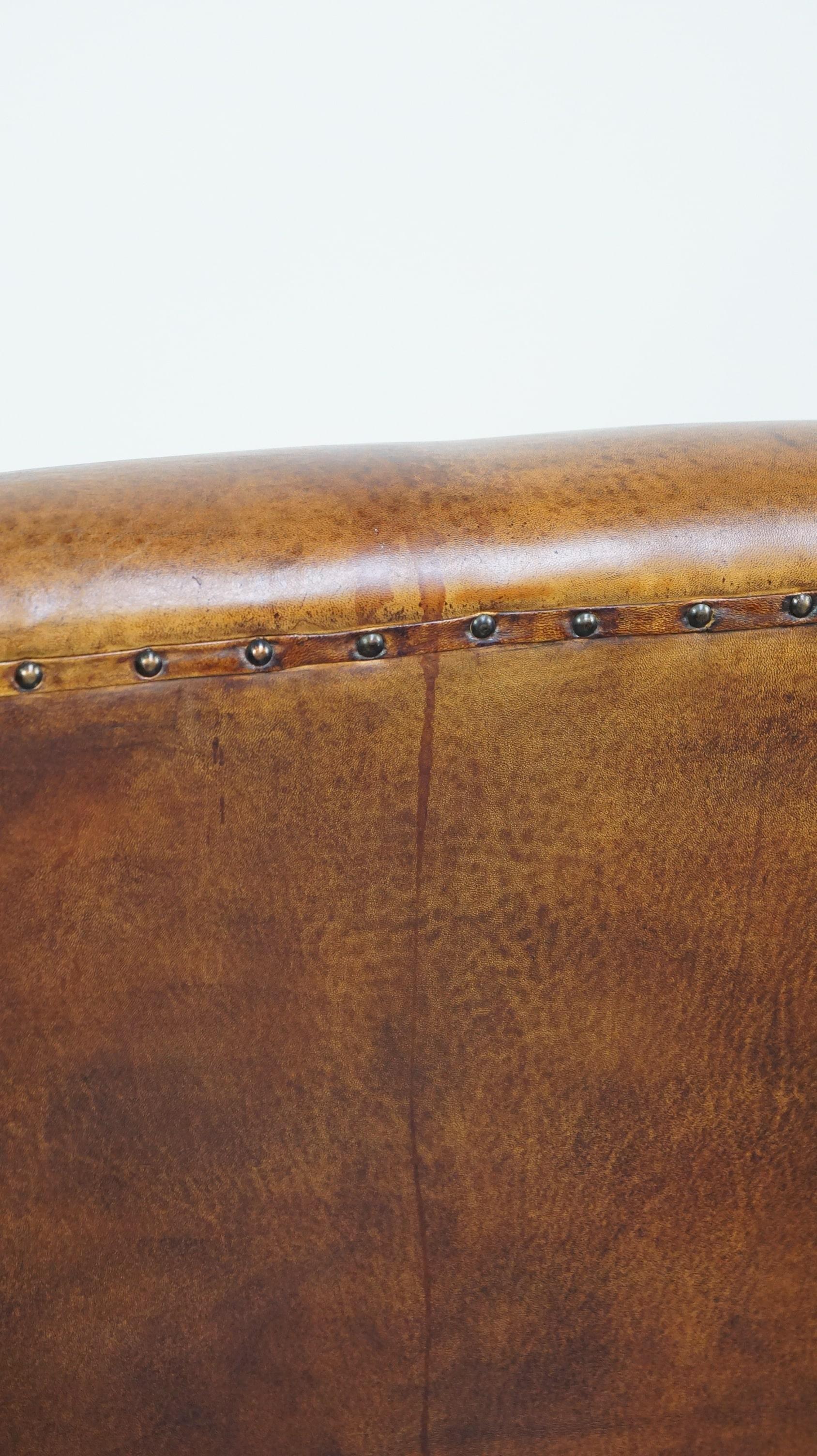 Fauteuil confortable vintage en peau de mouton avec un look cool en vente 5