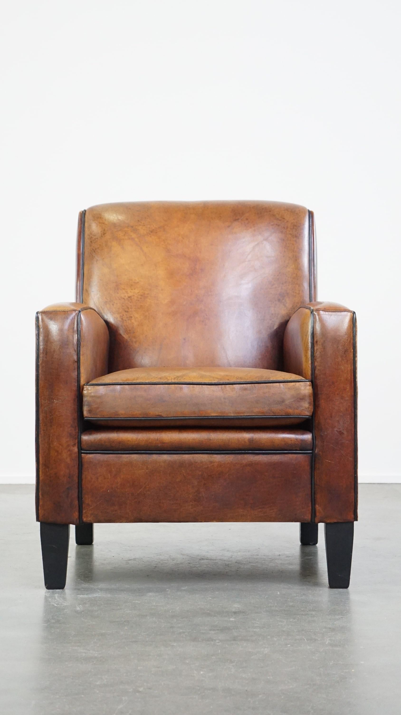 Offert ce confortable fauteuil vintage design en cuir de mouton à l'allure robuste.

Ce superbe fauteuil en cuir de mouton attire tous les regards avec son design épuré et sa finition avec passepoil noir. Il peut facilement être placé dans presque