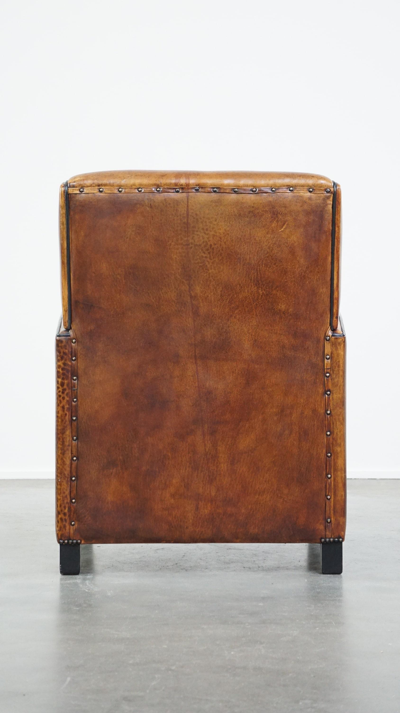 Fait main Fauteuil confortable vintage en peau de mouton avec un look cool en vente