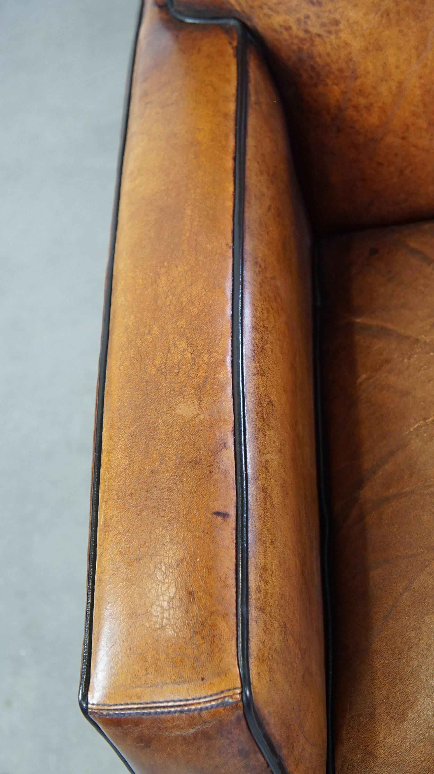Cuir Fauteuil confortable vintage en peau de mouton avec un look cool en vente