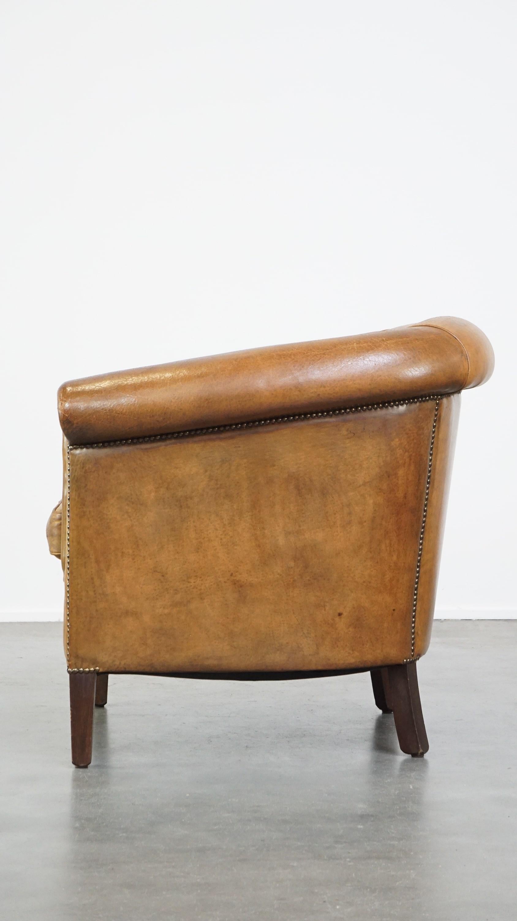 Comfortable, warm colored sheepskin club chair finished with decorative nails In Fair Condition For Sale In Harderwijk, NL