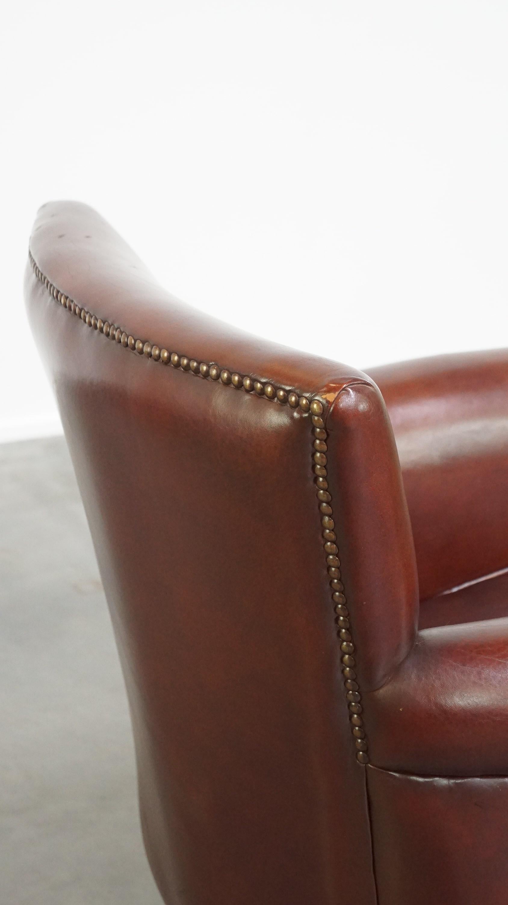 Comfortable, gut verarbeiteter, dunkel lackierter Sessel aus Schafsleder aus Schafsleder im Angebot 4