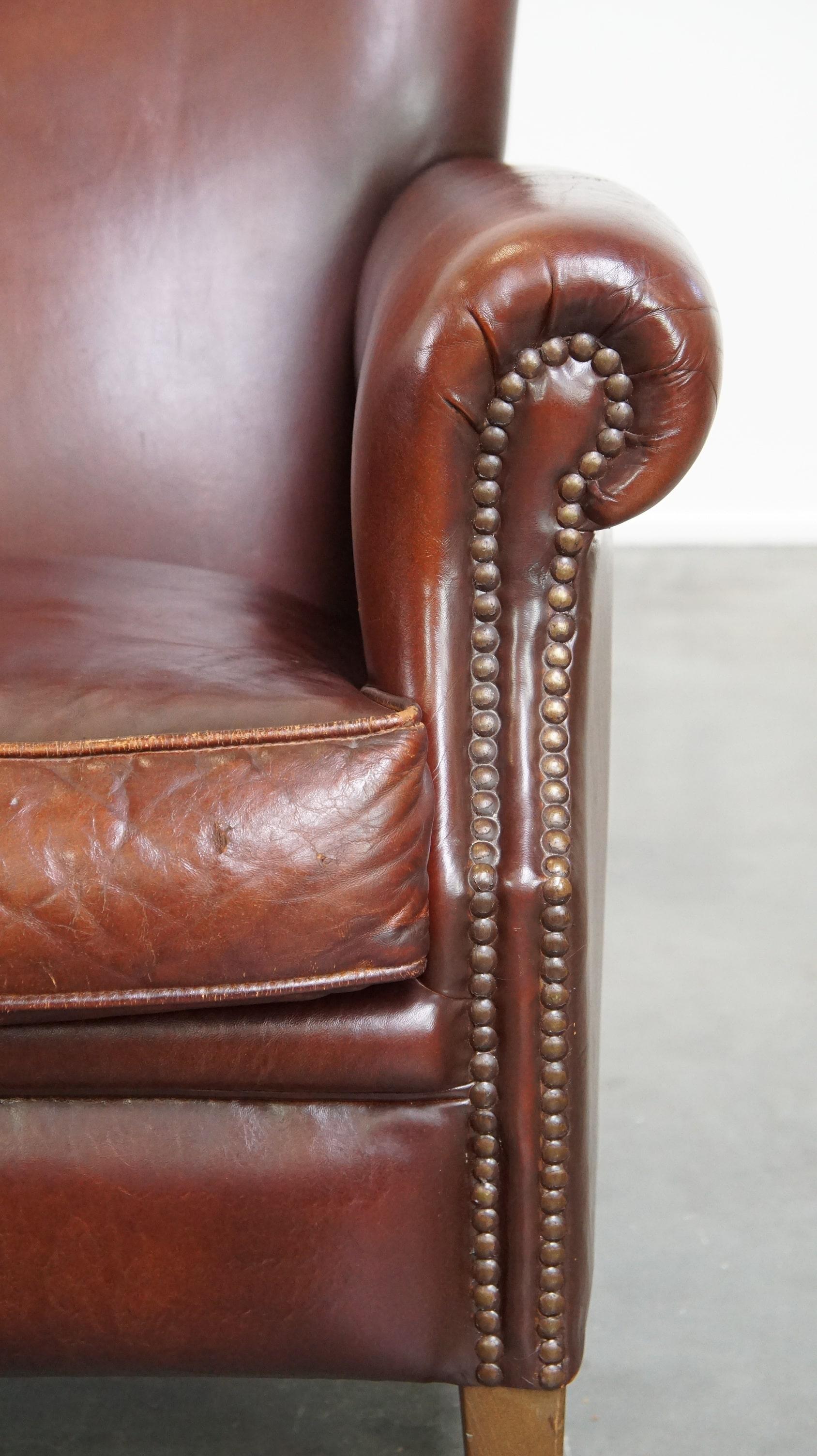 Comfortable, gut verarbeiteter, dunkel lackierter Sessel aus Schafsleder aus Schafsleder im Angebot 5