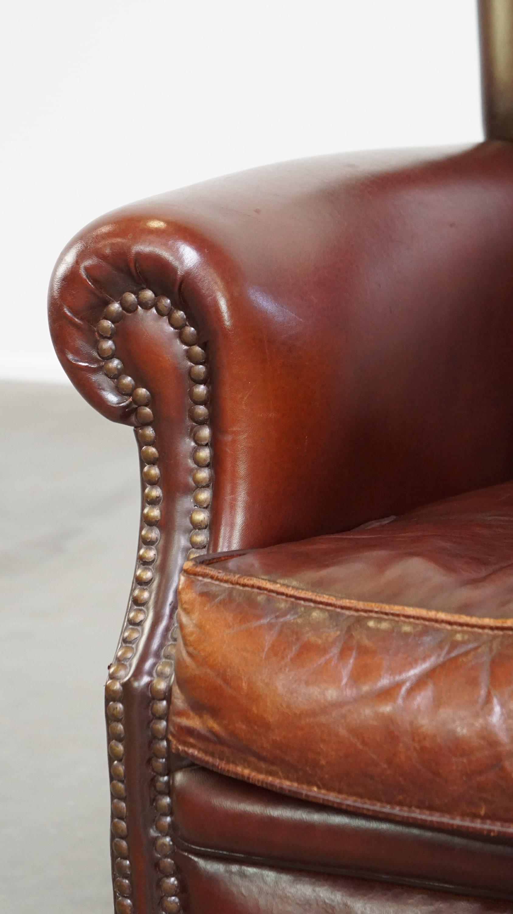 Comfortable, gut verarbeiteter, dunkel lackierter Sessel aus Schafsleder aus Schafsleder im Angebot 6
