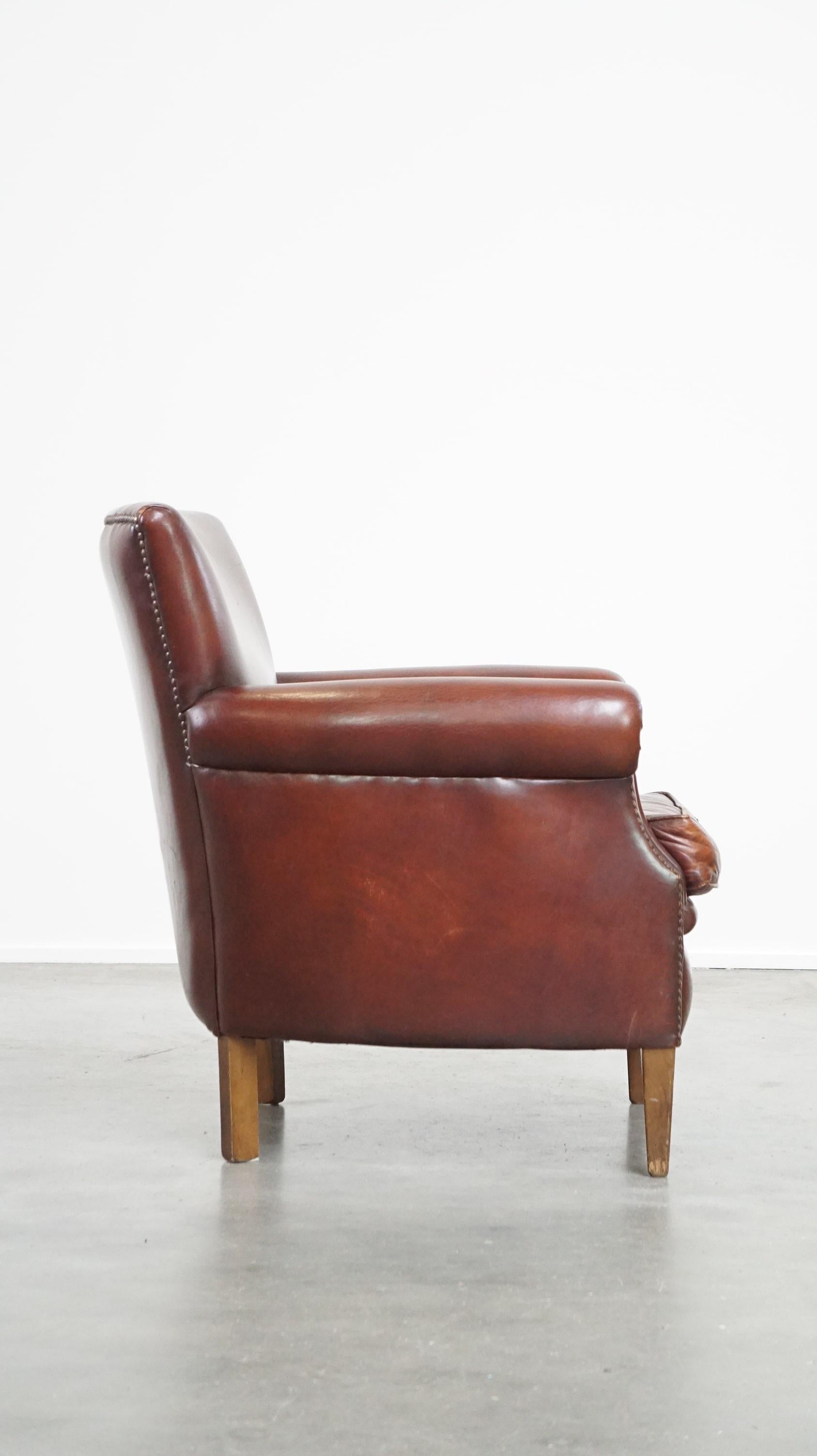 Comfortable, gut verarbeiteter, dunkel lackierter Sessel aus Schafsleder aus Schafsleder (Handgefertigt) im Angebot