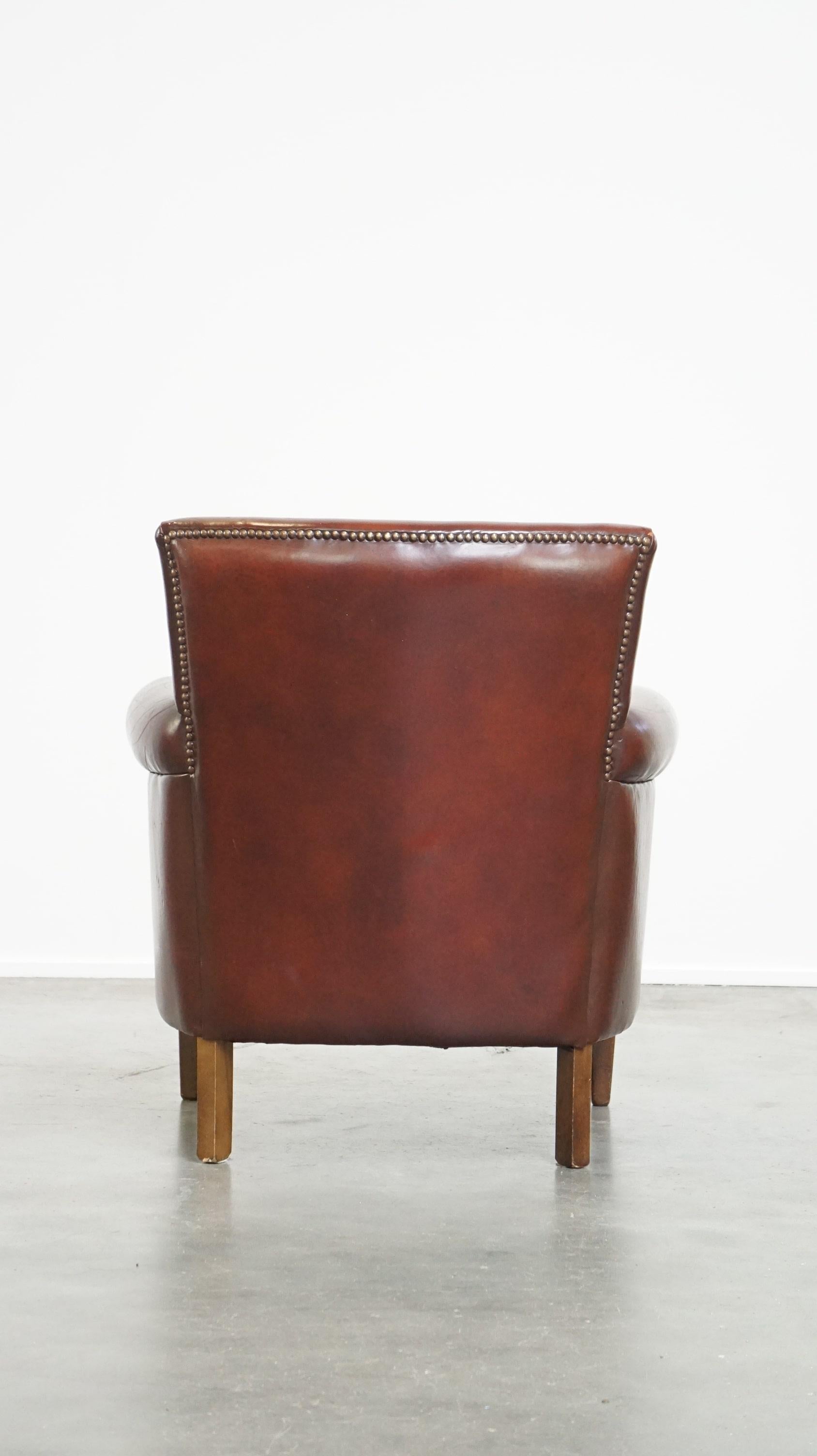 Comfortable, gut verarbeiteter, dunkel lackierter Sessel aus Schafsleder aus Schafsleder im Zustand „Gut“ im Angebot in Harderwijk, NL