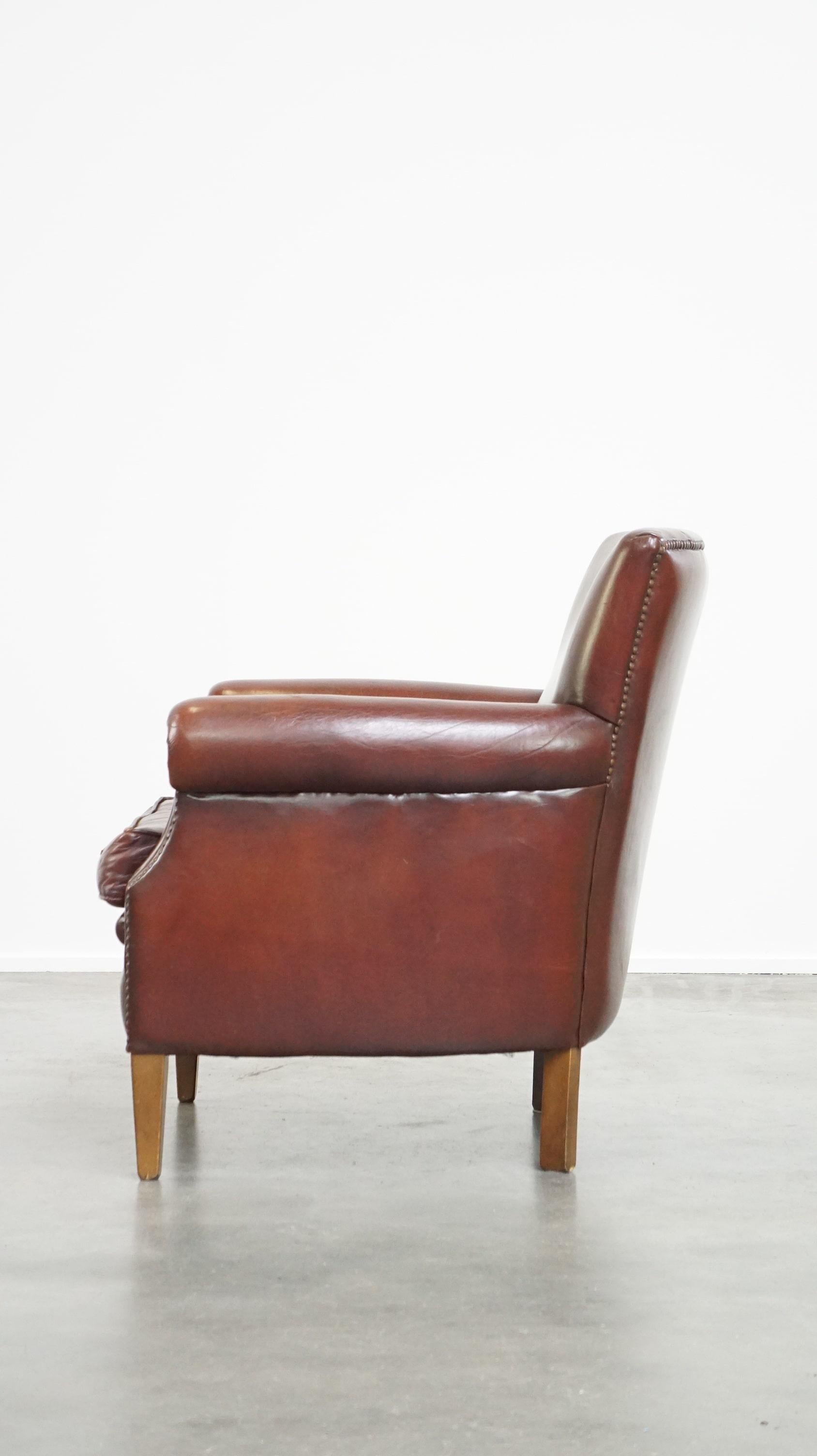 Comfortable, gut verarbeiteter, dunkel lackierter Sessel aus Schafsleder aus Schafsleder (20. Jahrhundert) im Angebot