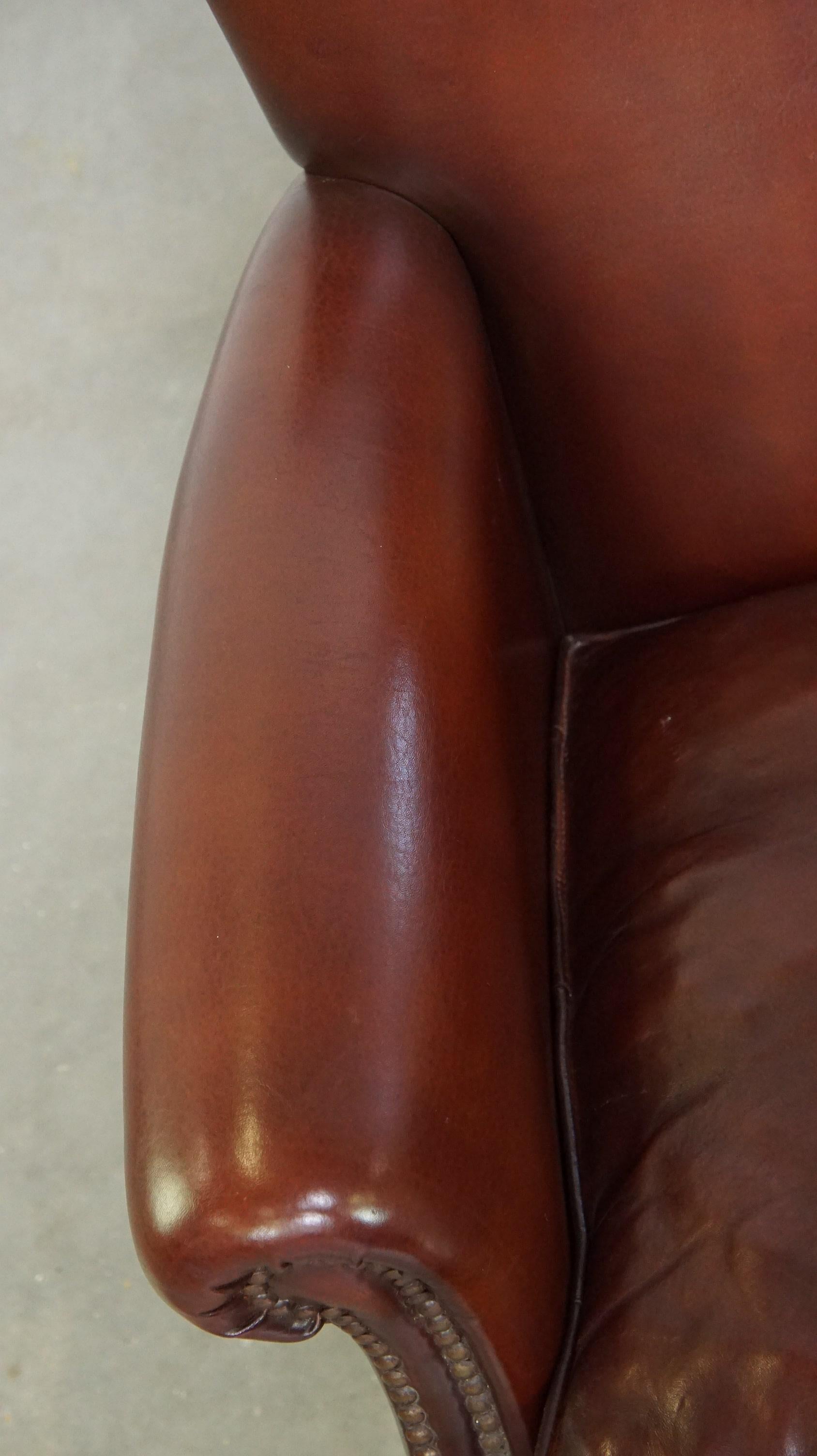 Comfortable, gut verarbeiteter, dunkel lackierter Sessel aus Schafsleder aus Schafsleder im Angebot 1
