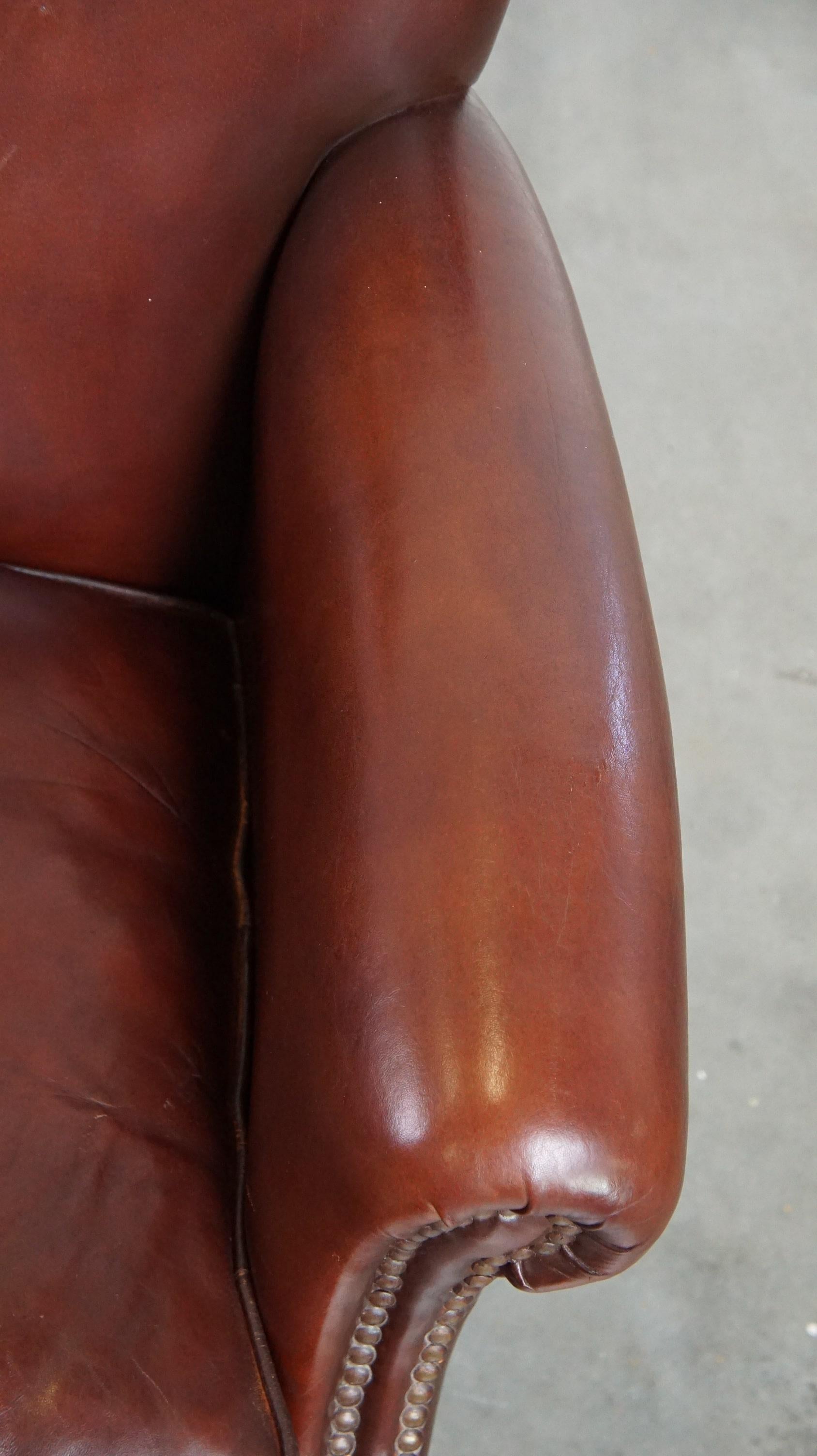 Comfortable, gut verarbeiteter, dunkel lackierter Sessel aus Schafsleder aus Schafsleder im Angebot 2