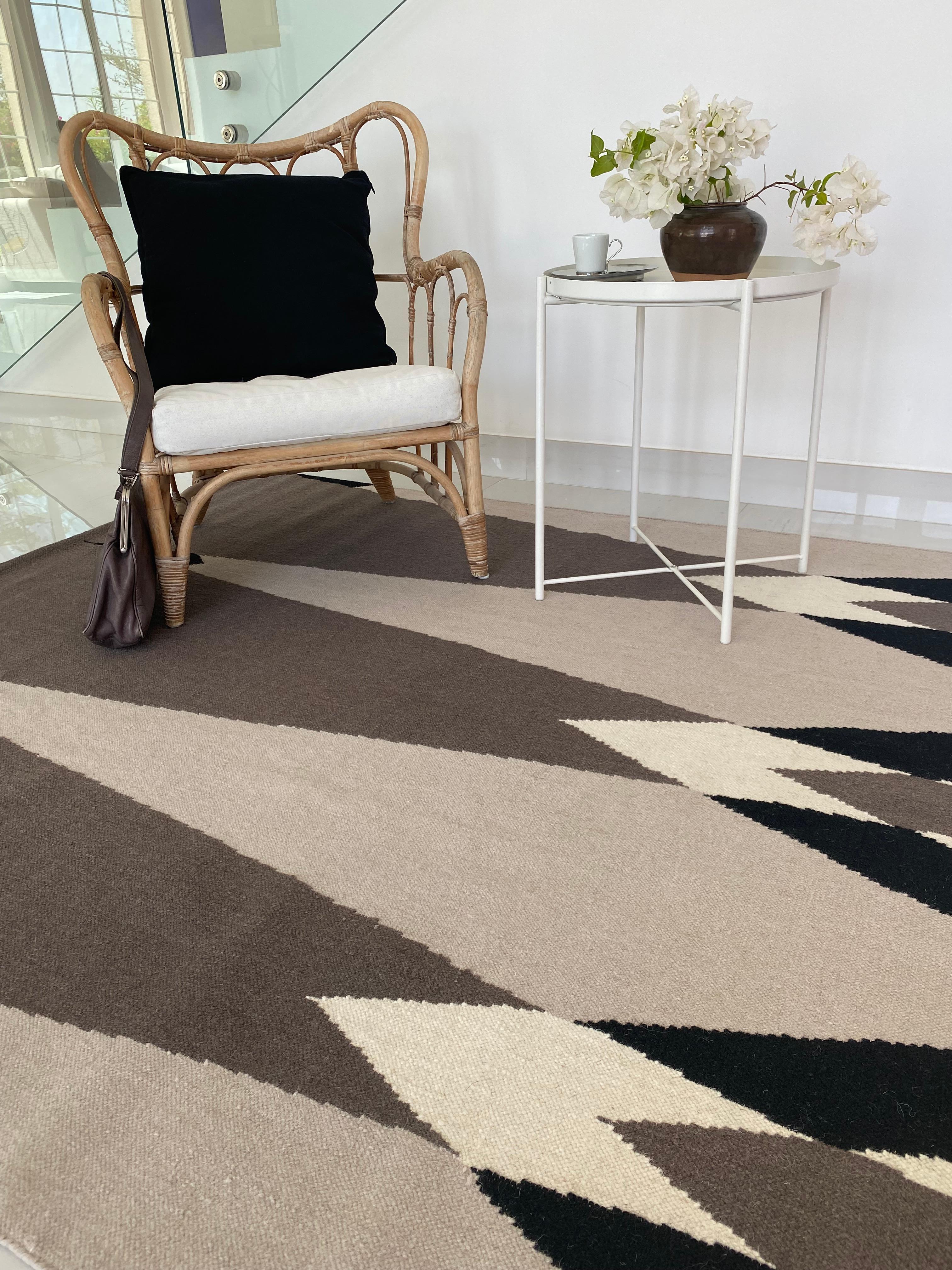 Indien Tapis Dhurrie en laine marron géométrique moderne, neutre et beige terre en vente