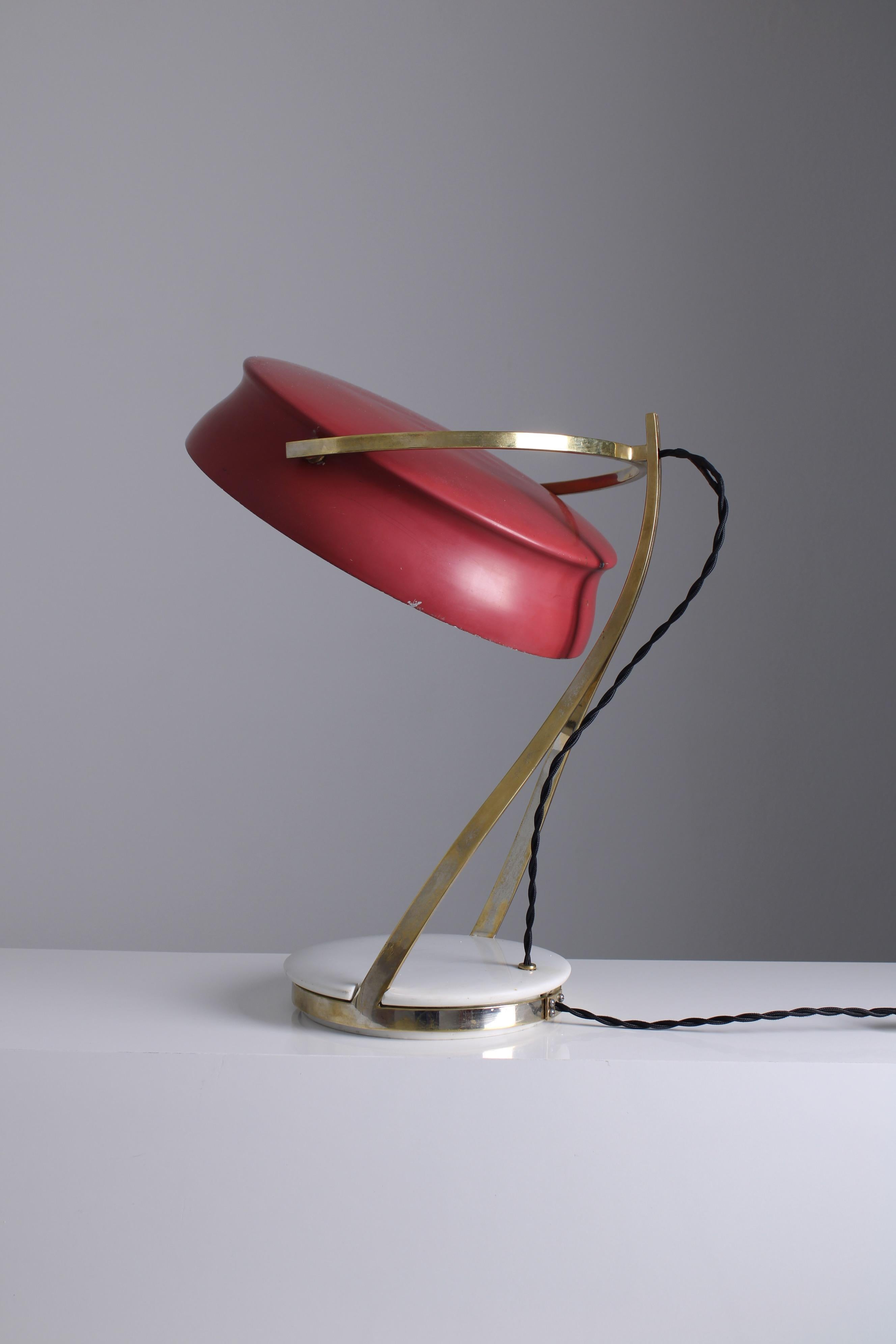 Une lampe de bureau rare appelée Calle. Il a été conçu et fabriqué par une petite entreprise milanaise du nom de Bruno Chiarini. Ce fabricant existait déjà au début des années 1950 et, durant sa période d'activité, il a fabriqué des lampes