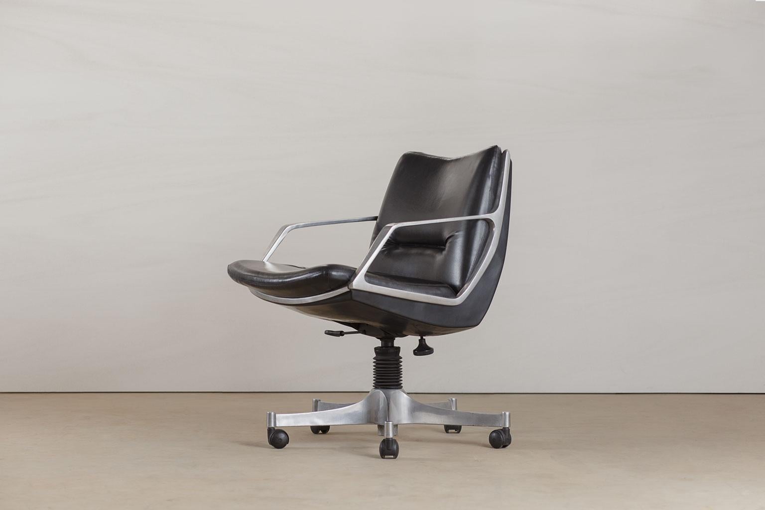 Created by Zalszupin and his design team, Commander chair was conceived to attend the growing market of office furniture.  The first model (with casters) was developed in 1973 and latter then, a fixed model.  The seat and backs are composed by a