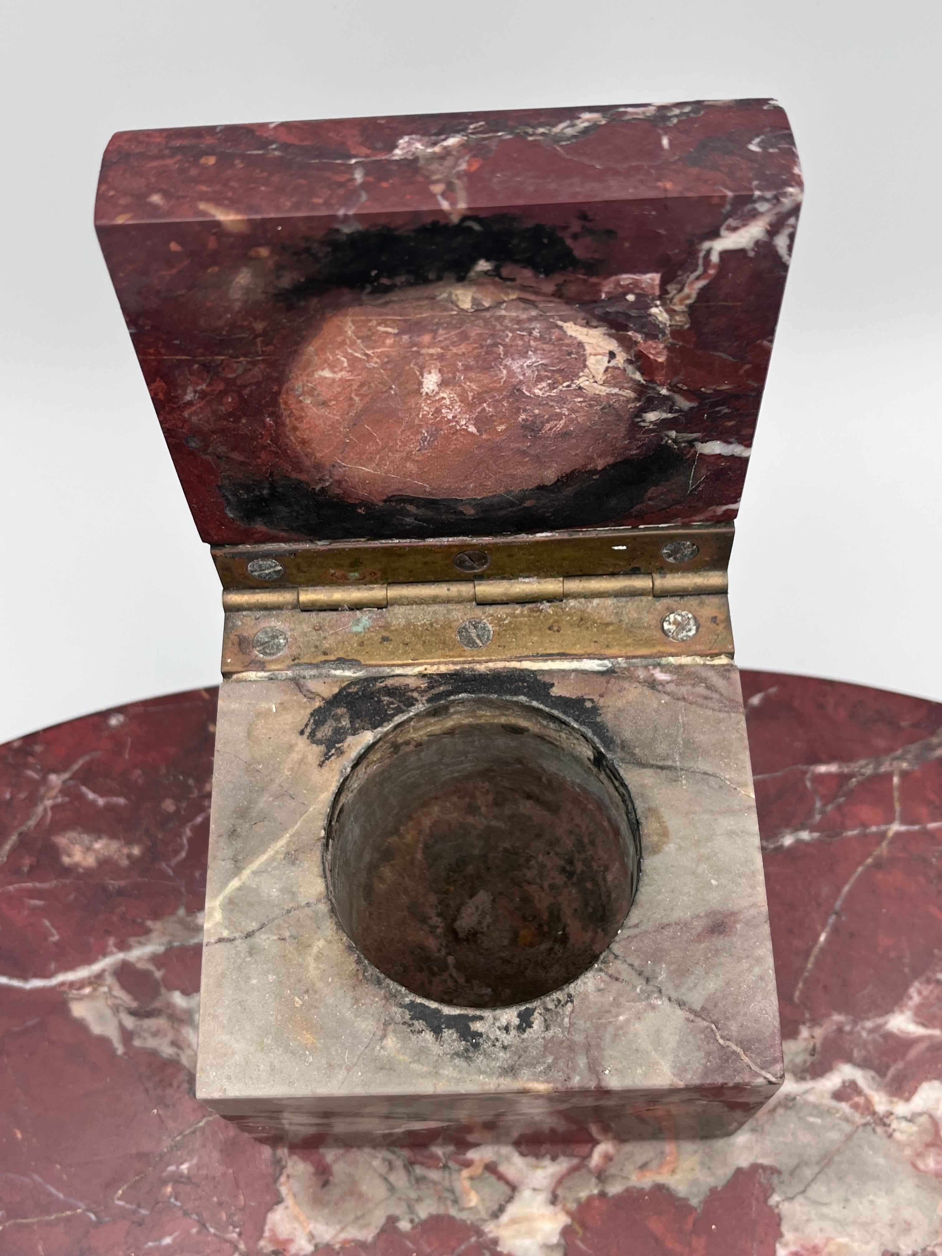 Lucidato Imponente calamaio in marmo rosso Levanto Art Deco degli anni '20 e portapenne in vendita