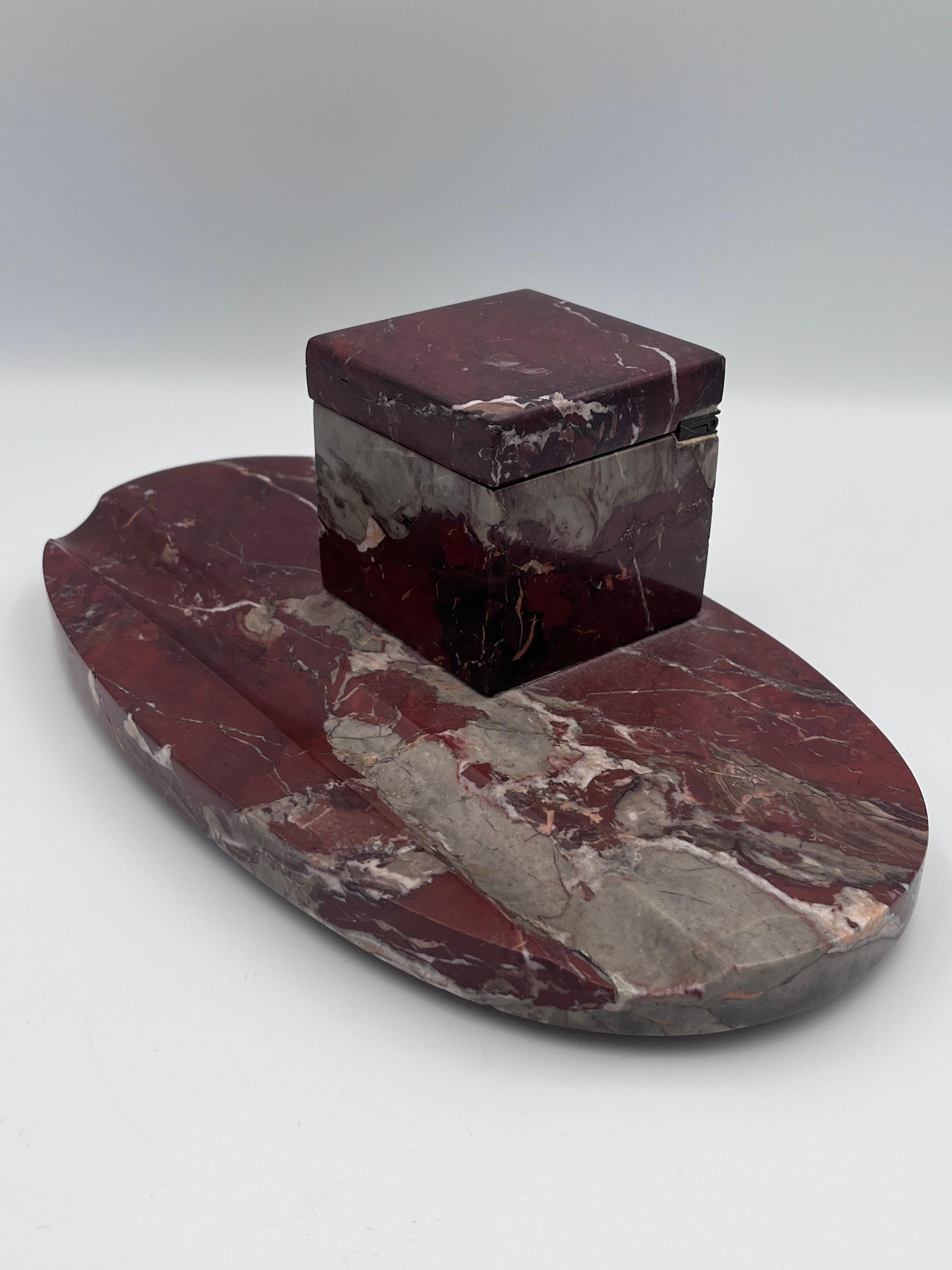 Imponente calamaio in marmo rosso Levanto Art Deco degli anni '20 e portapenne In condizioni buone in vendita a Red Lion, PA