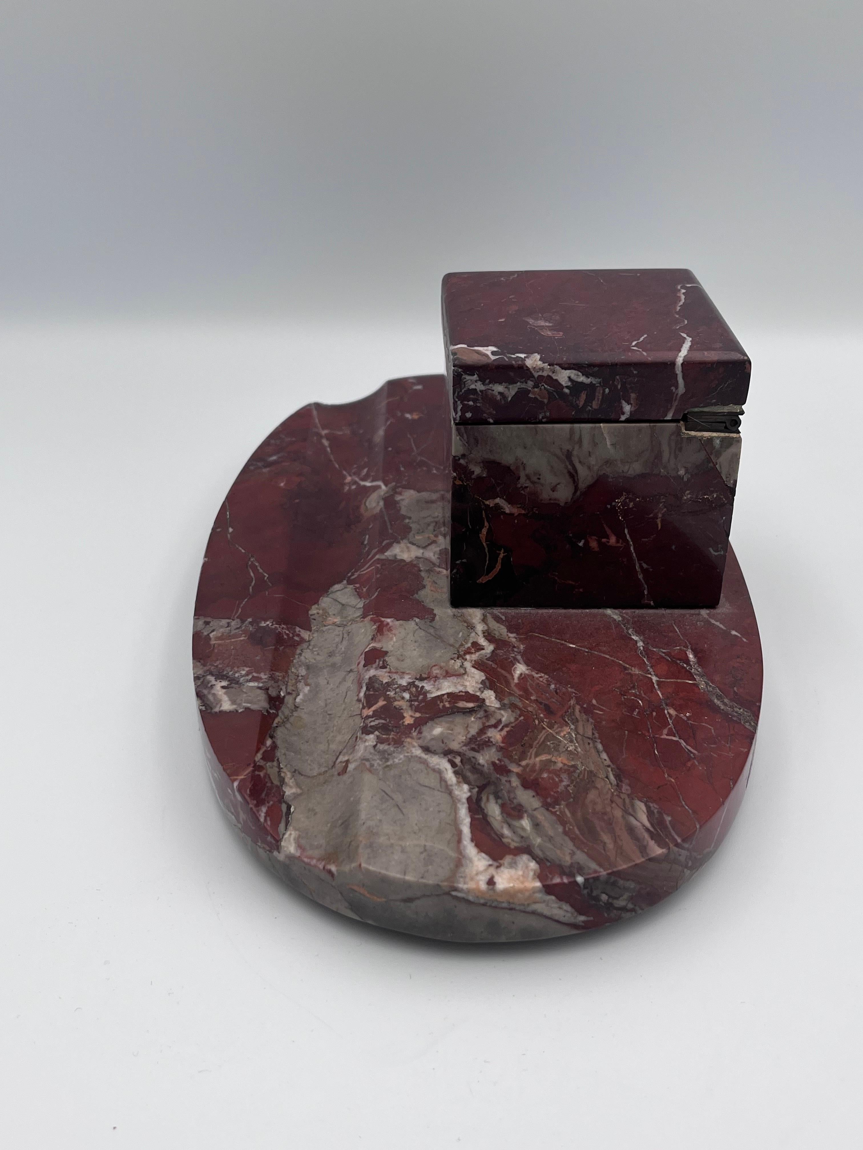 Inizio XX secolo Imponente calamaio in marmo rosso Levanto Art Deco degli anni '20 e portapenne in vendita