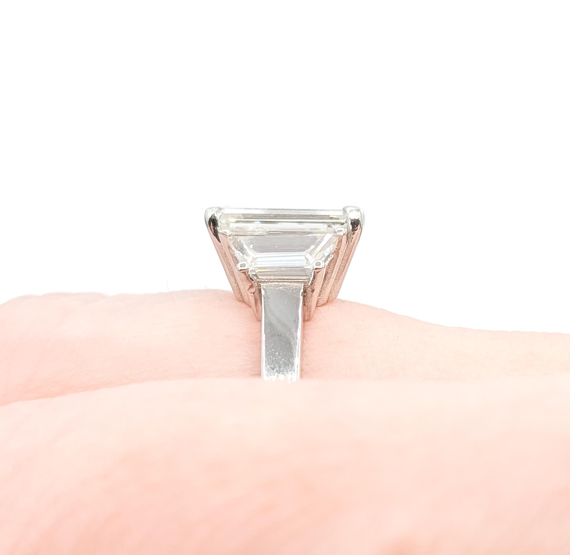 Beherrschender Diamant-Cocktailring mit 3 Steinen aus 18k Weißgold (Smaragdschliff) im Angebot