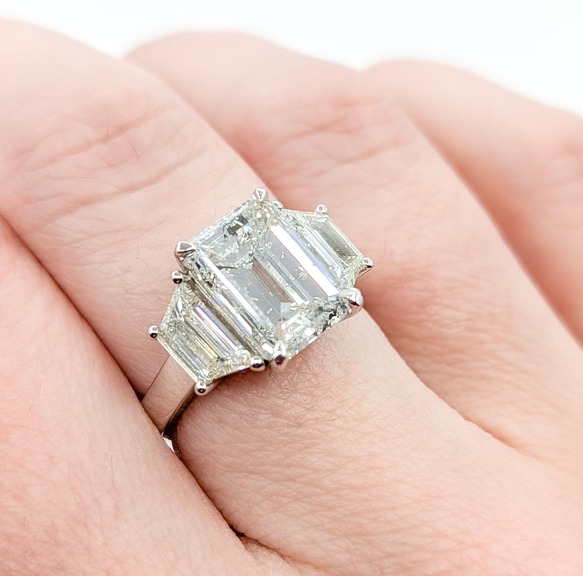 Beherrschender Diamant-Cocktailring mit 3 Steinen aus 18k Weißgold im Zustand „Hervorragend“ im Angebot in Bloomington, MN