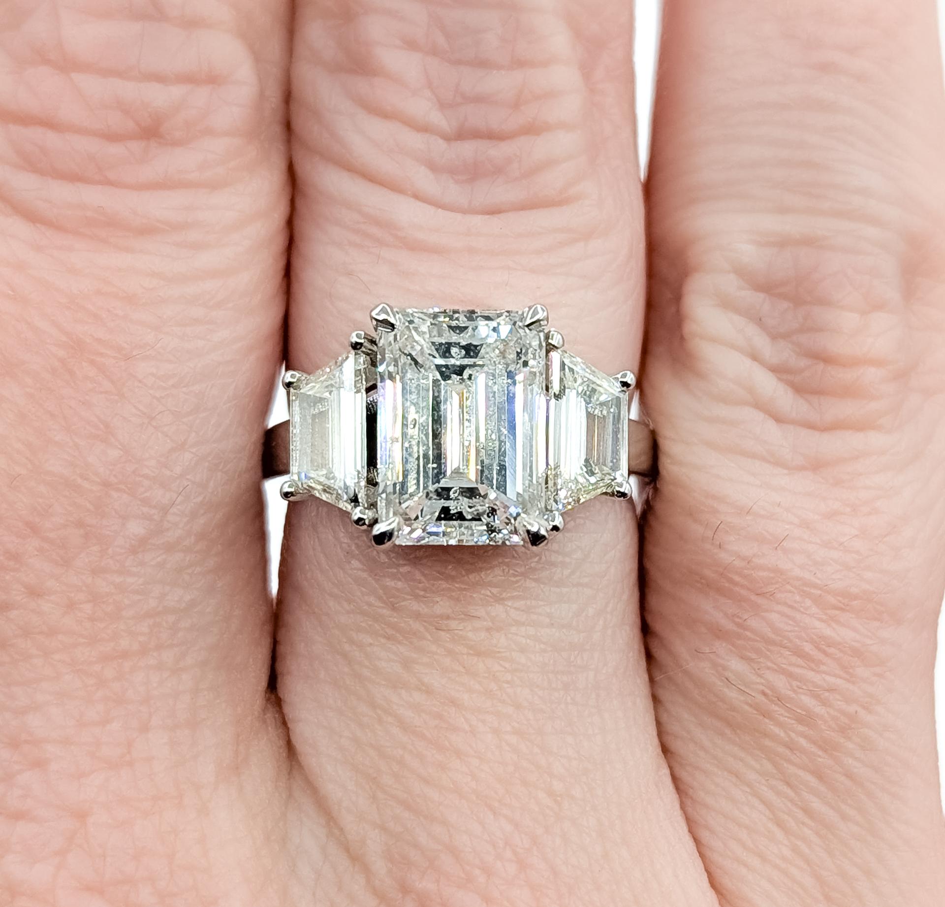 Beherrschender Diamant-Cocktailring mit 3 Steinen aus 18k Weißgold Damen im Angebot