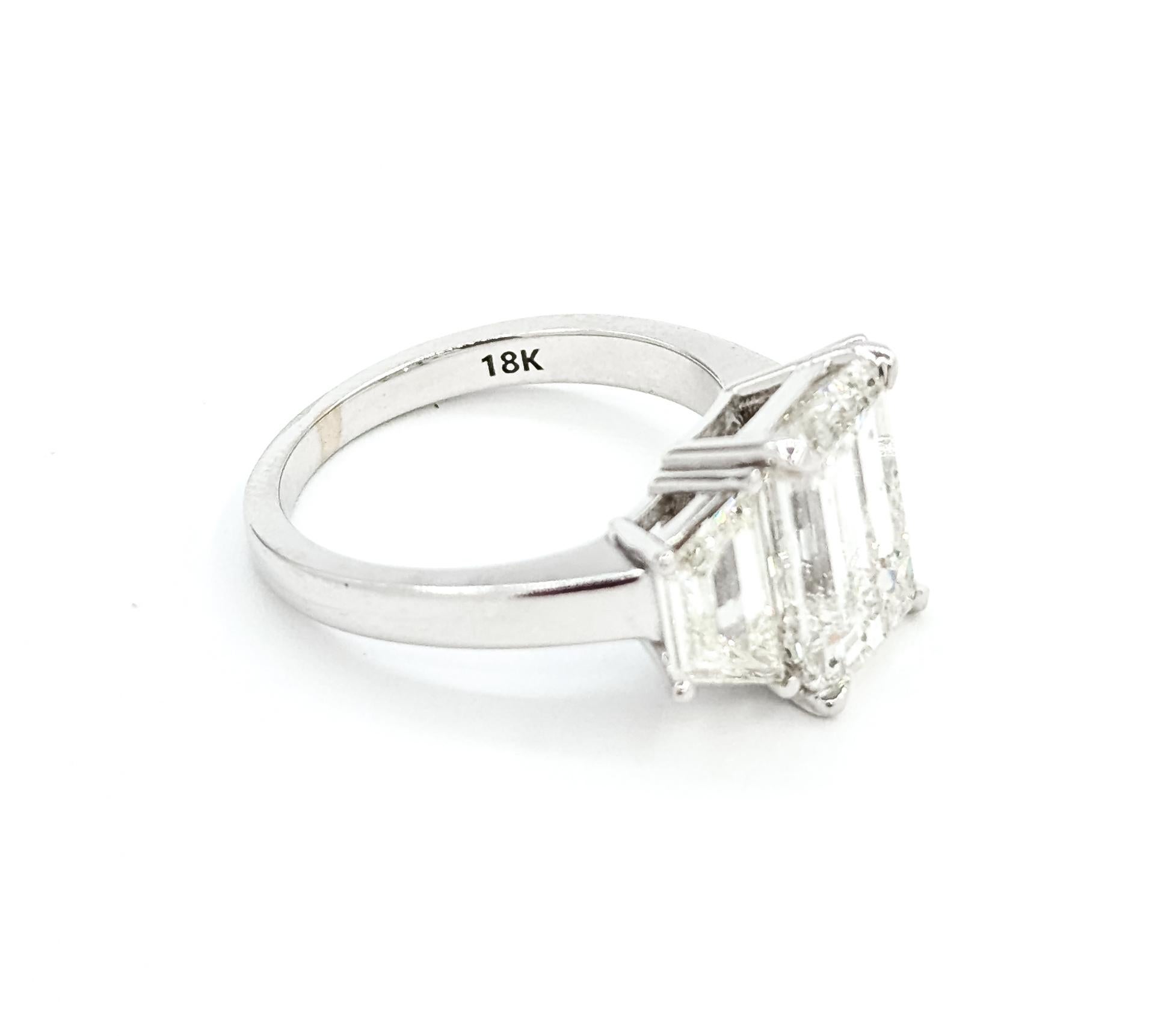 Beherrschender Diamant-Cocktailring mit 3 Steinen aus 18k Weißgold im Angebot 1