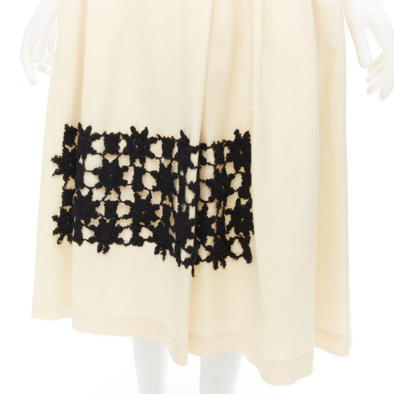 COMME DES GARCINS 1988 Runway Vintage cream black lattice lace flared skirt S
Reference: CRTI/A00645
Brand: Comme Des Garcons
Designer: Rei Kawakubo
Collection: 1988 - Runway
Material: Wool
Color: Beige, Black
Pattern: Solid
Closure: Button
Extra