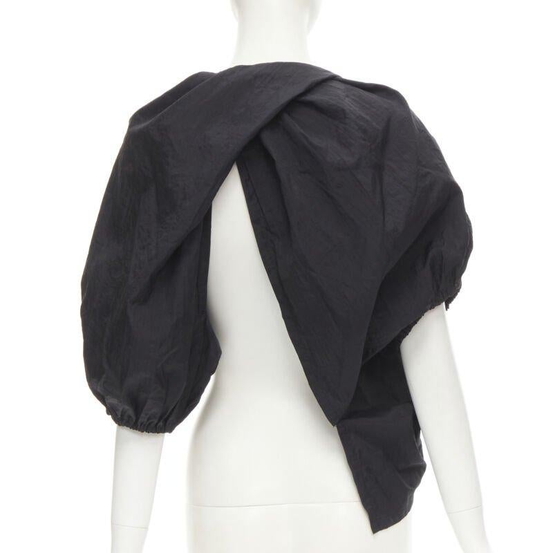 COMME DES GARCONS Vintage anni '80 Giacca a coprispalle in nylon nero stropicciato
Riferimento: CRTI/A00711
Marchio: Comme Des Garcons
Designer: Rei Kawakubo
Collezione: 1980s
Materiale: Nylon
Colore: nero
Modello: Tinta unita
Dettagli extra: Design