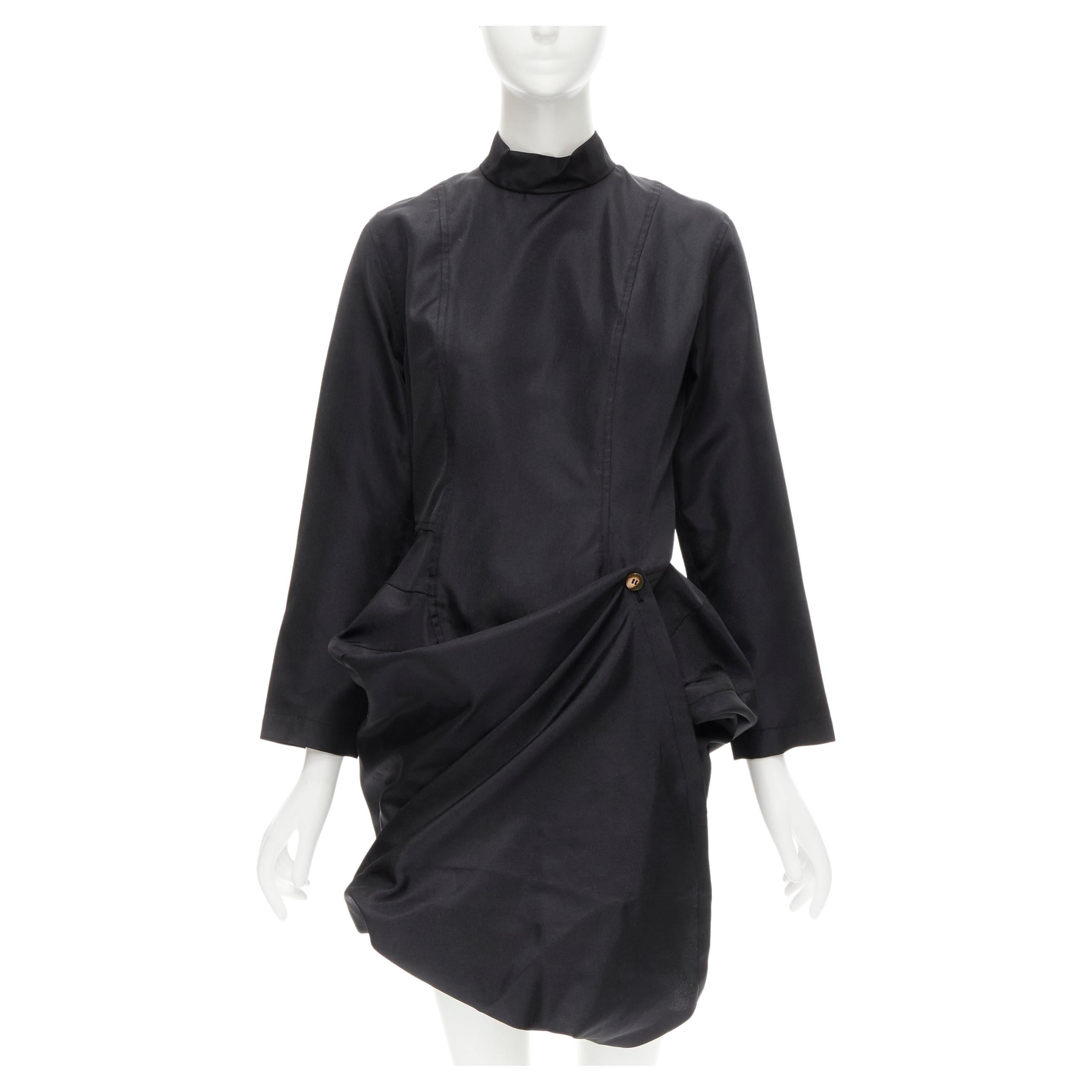 COMME DES GARCONS Robe jupe drapée noire vintage à boutons et coupe incurvée, Taille S, années 1980 en vente