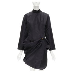 COMME DES GARCONS Robe jupe drapée noire vintage à boutons et coupe incurvée, Taille S, années 1980