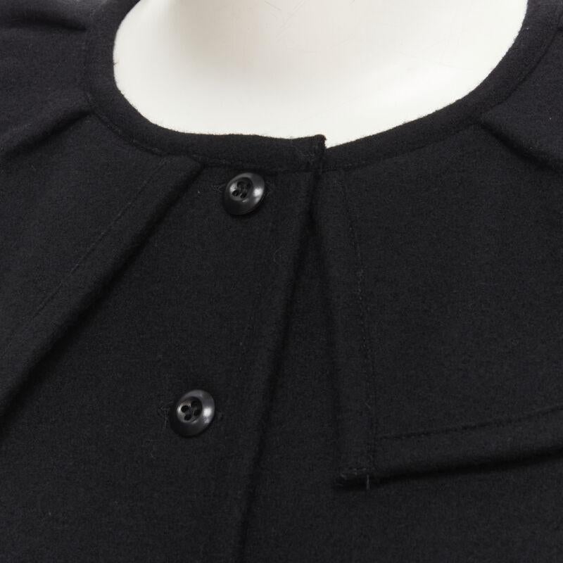 COMME DES GARCONS 1980er Jahre Vintage Schwarzes strukturiertes Oberteil aus Filz mit ausgestelltem Kragen und peplum
Referenz: CRTI/A00699
Marke: Comme Des Garcons
Designer: Rei Kawakubo
Collection'S: 1980s
MATERIAL: Wolle
Farbe: Schwarz
Muster: