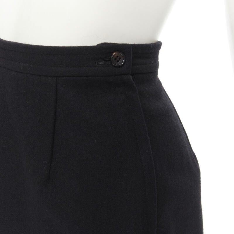 COMME DES GARCONS anni '80 Gonna svasata asimmetrica in feltro di lana nera S
Riferimento: CRTI/A00635
Marchio: Comme Des Garcons
Designer: Rei Kawakubo
Collezione: 1980s
Materiale: Lana, Rayon
Colore: nero
Modello: Tinta unita
Chiusura: